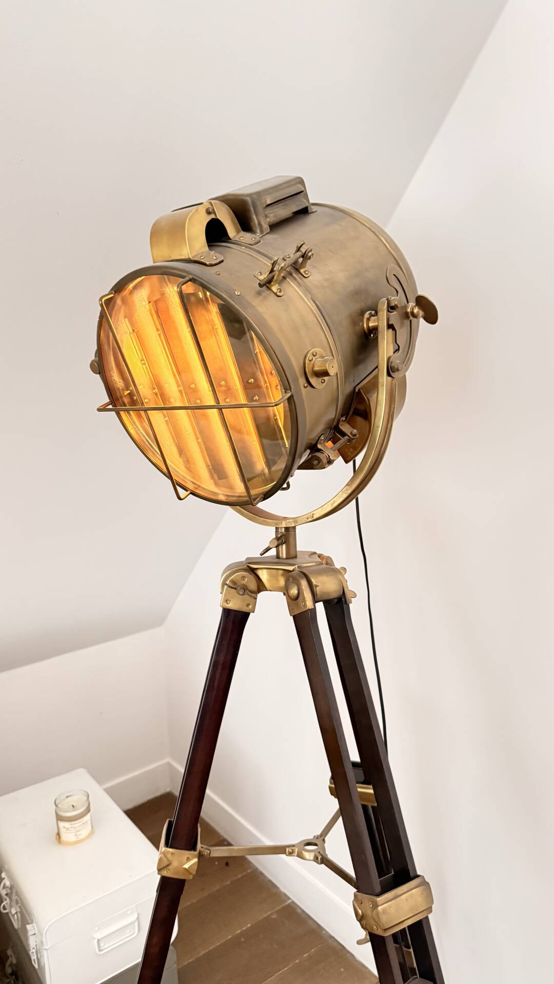 Lampe projecteur marine Maison Coloniale – laiton et acajou mas