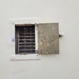 HAUSSMANNIAN LANDING DOOR