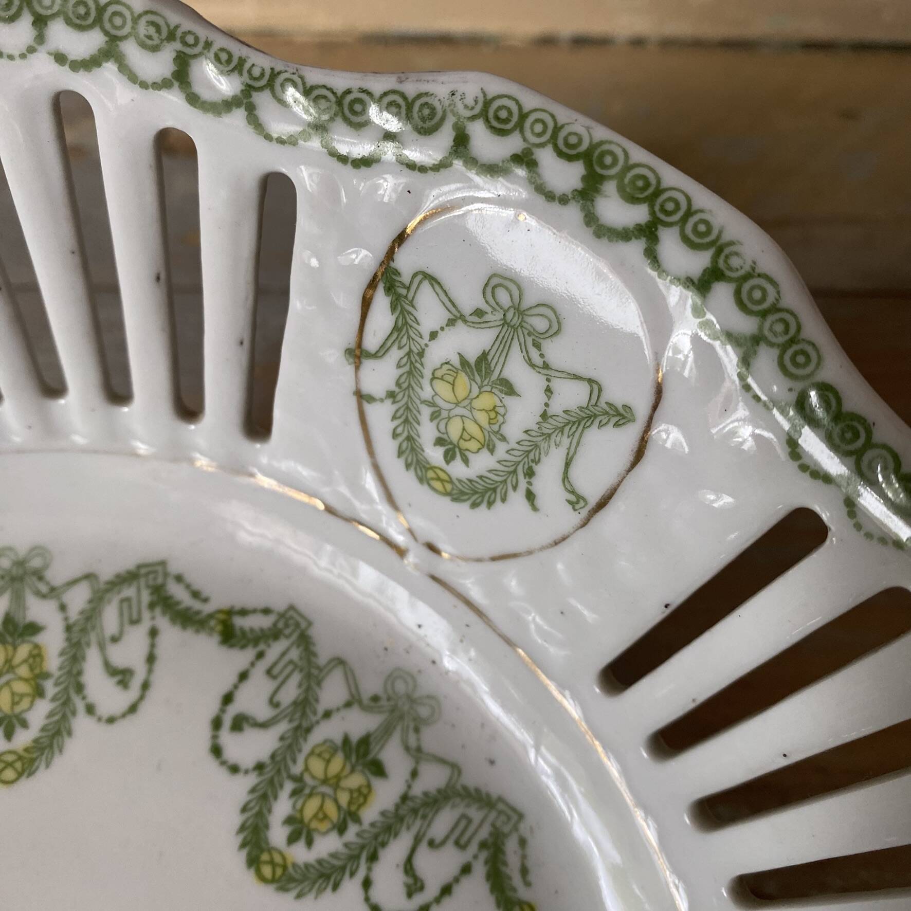 Coupe à fruits en porcelaine ajourée