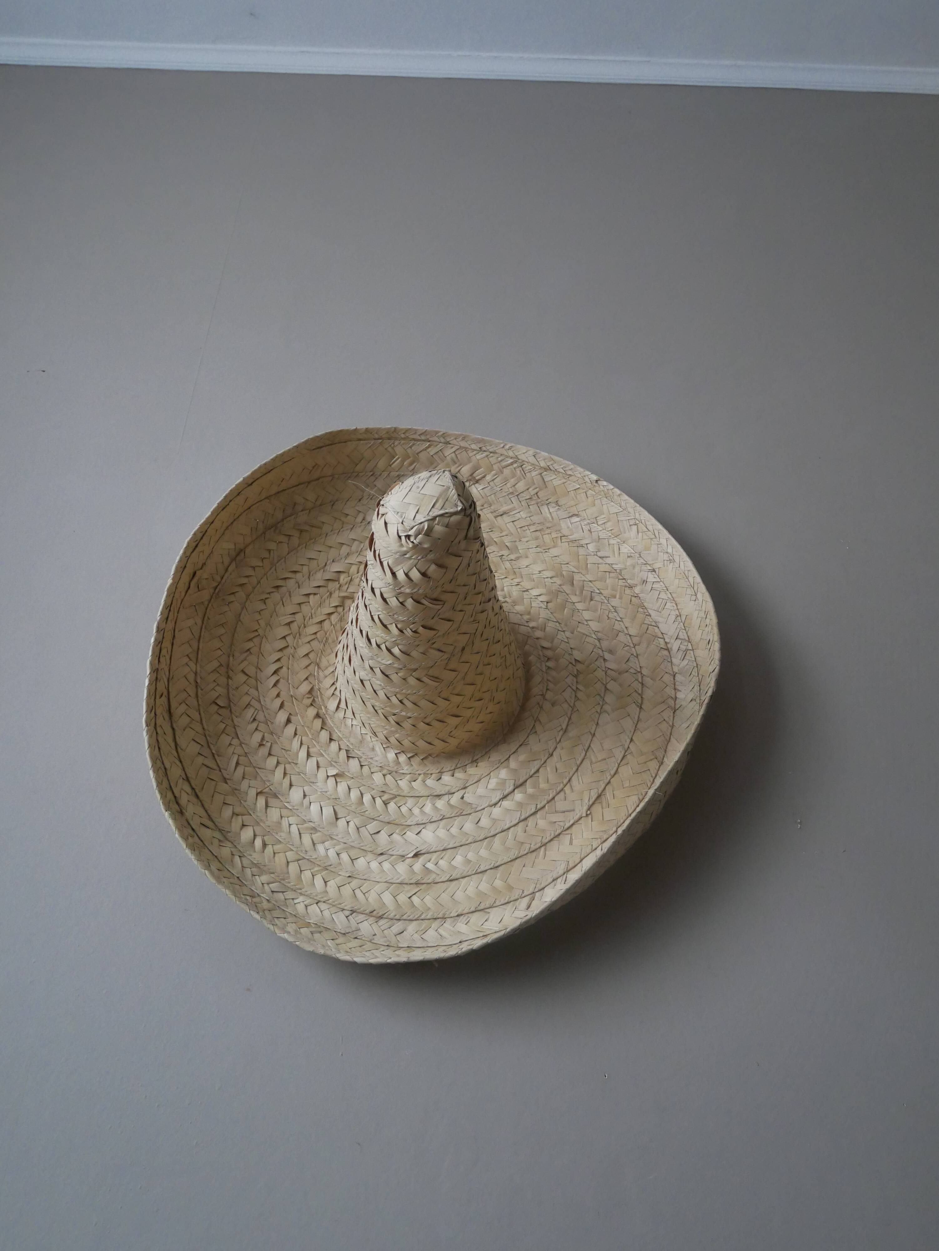 Chapeau paille osier tressé main objet décoration ethnique sombrero fabrication artisanale