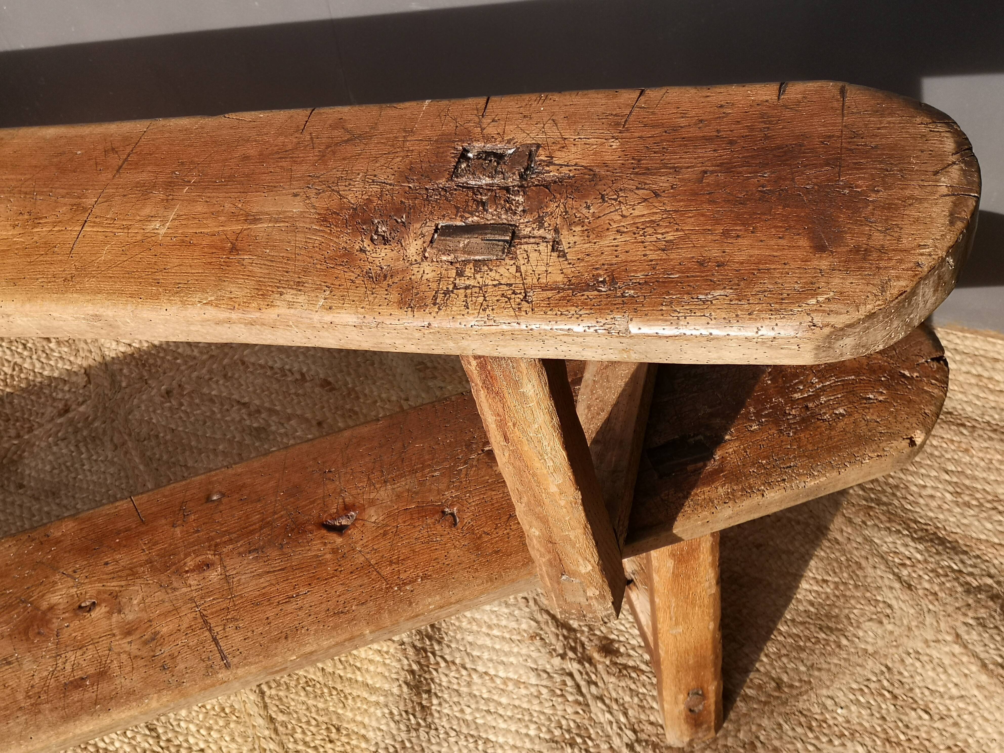 Paire de bancs de campagne en bois brut 18ème siècle