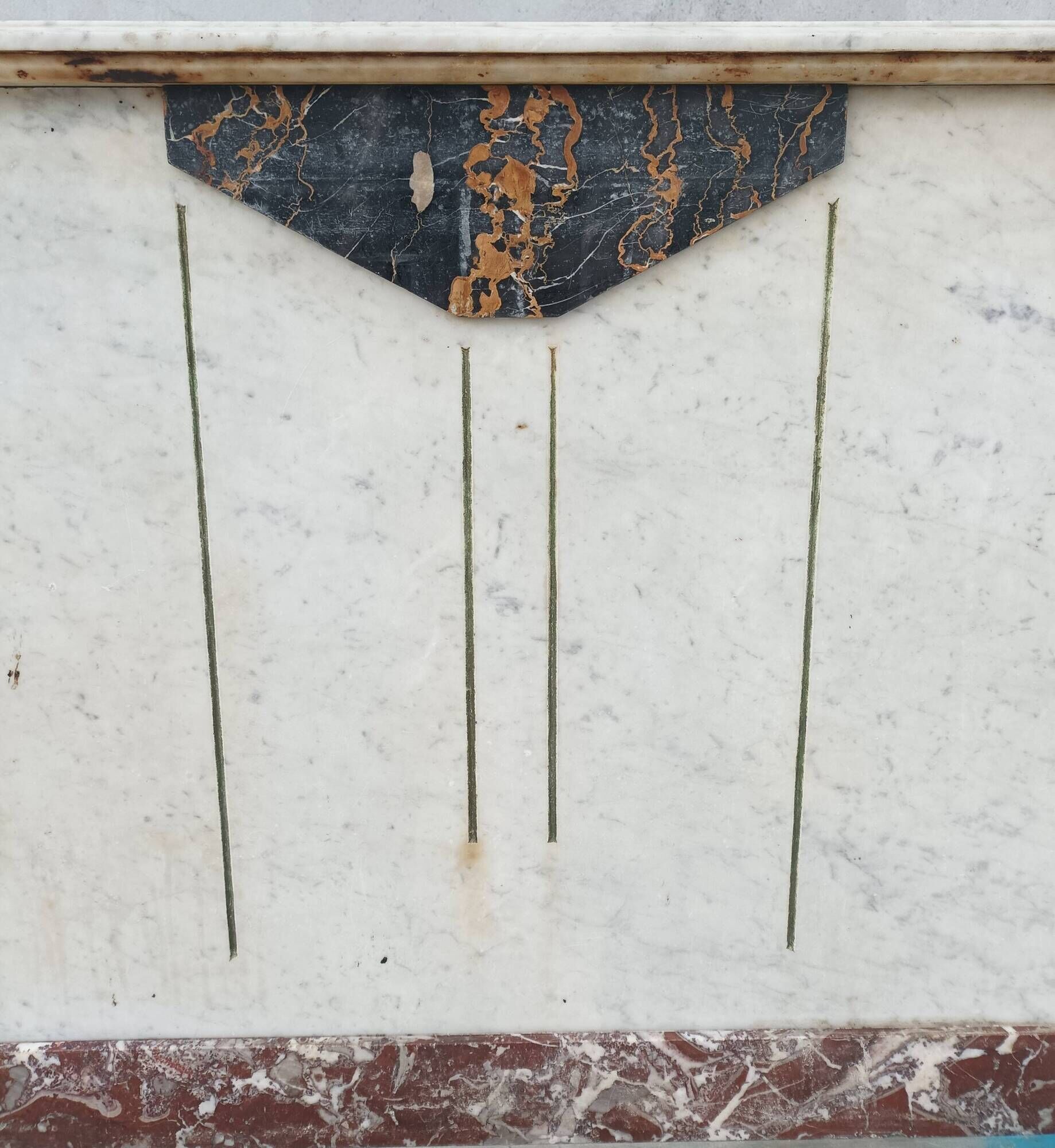 Central island shop counter in marble and oak, Art Deco period.