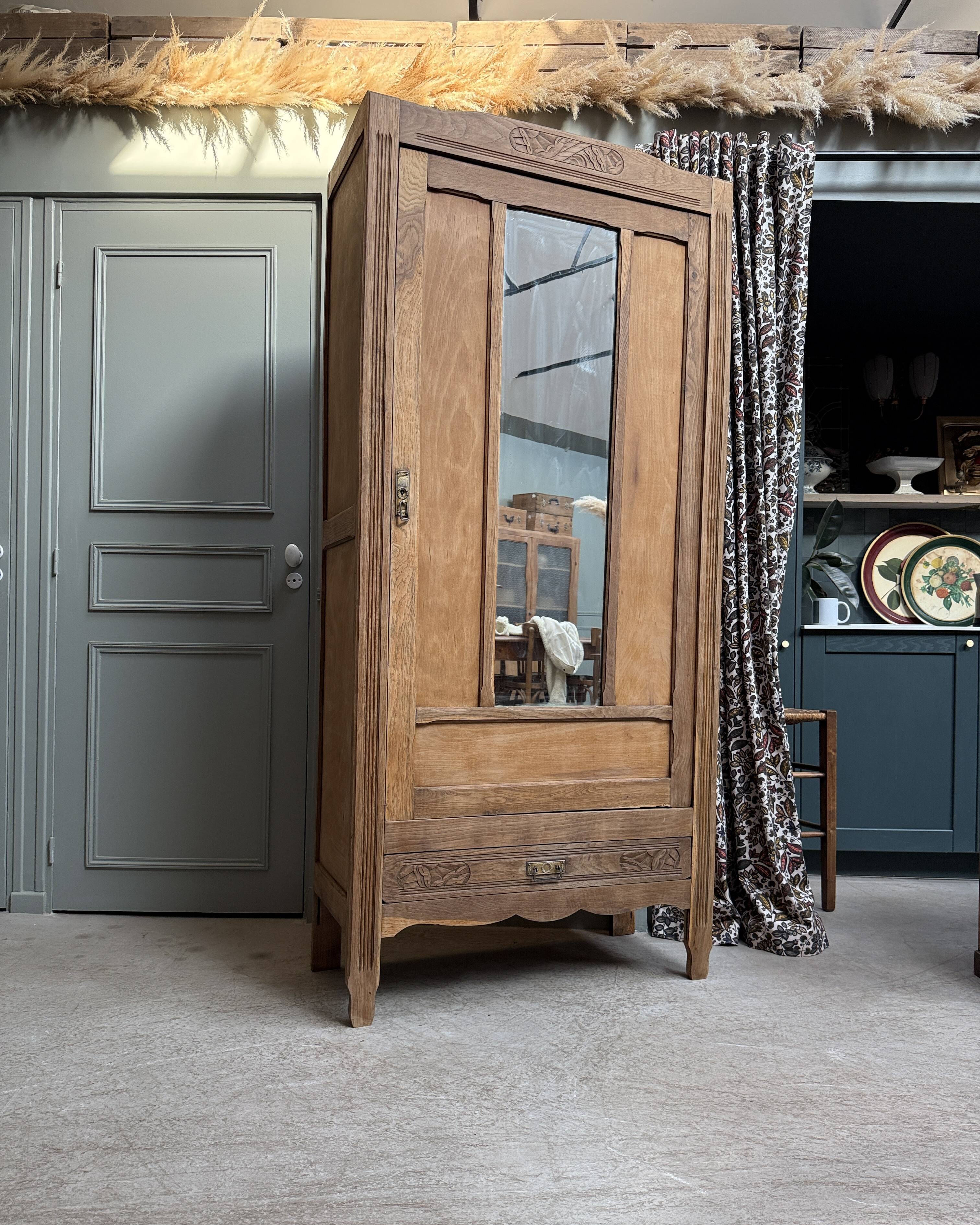 Renovated Art Deco bonnetière