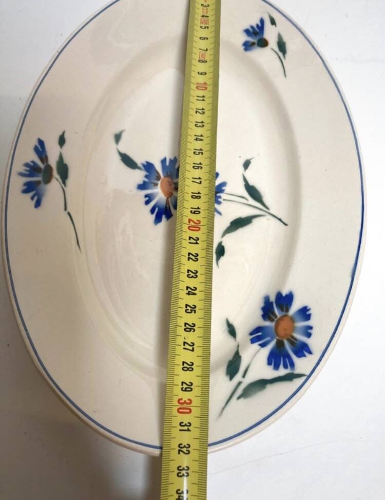 Many oval service dishes Moulin des Loups Hamage