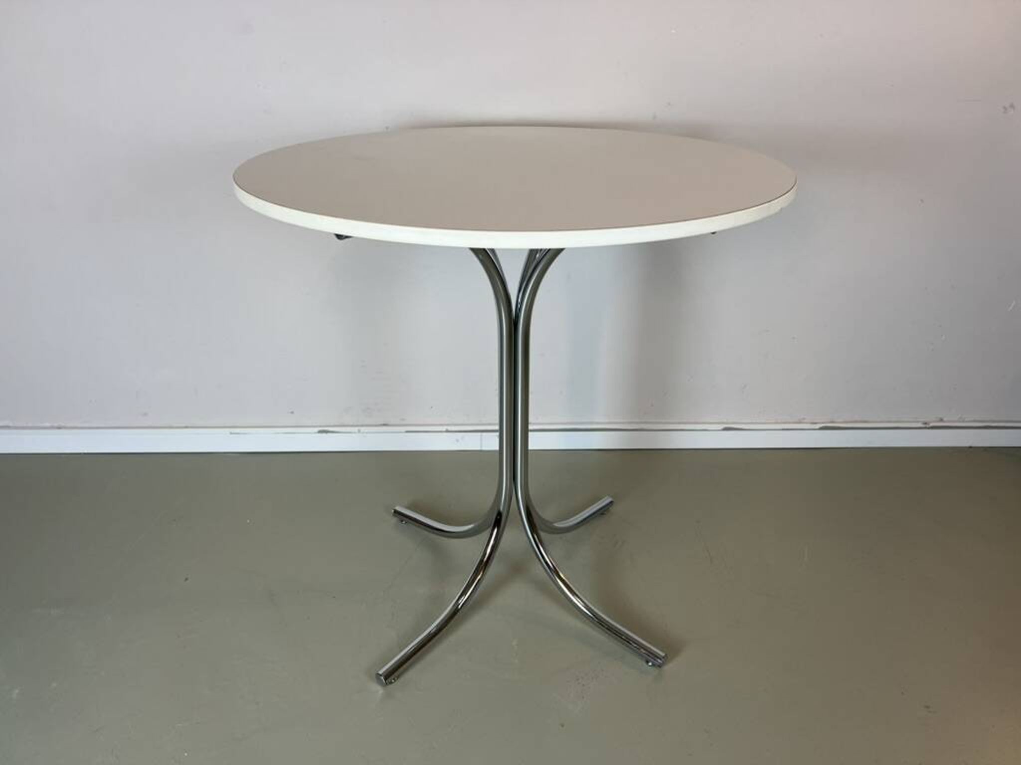 Vintage round white chrome dining table from the 70s.