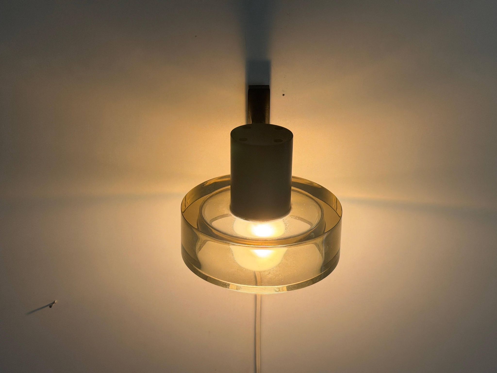 Simple wall light in glass and yellow-brown metal by Seguso, 1950s, Italy.