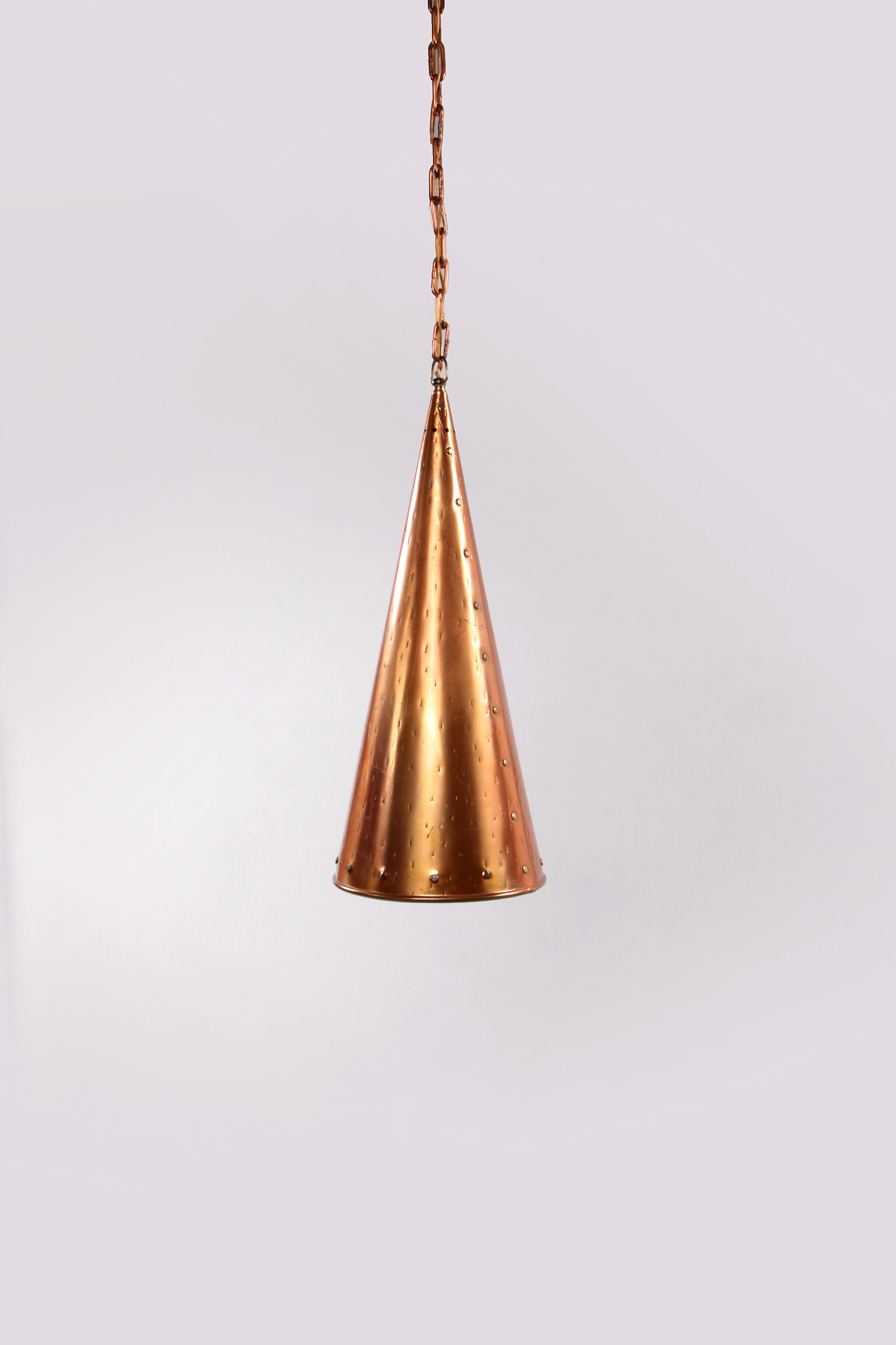 Lampe suspendue en cuivre martelé à la main danoise par E.S Horn Aalestrup, années 1950.