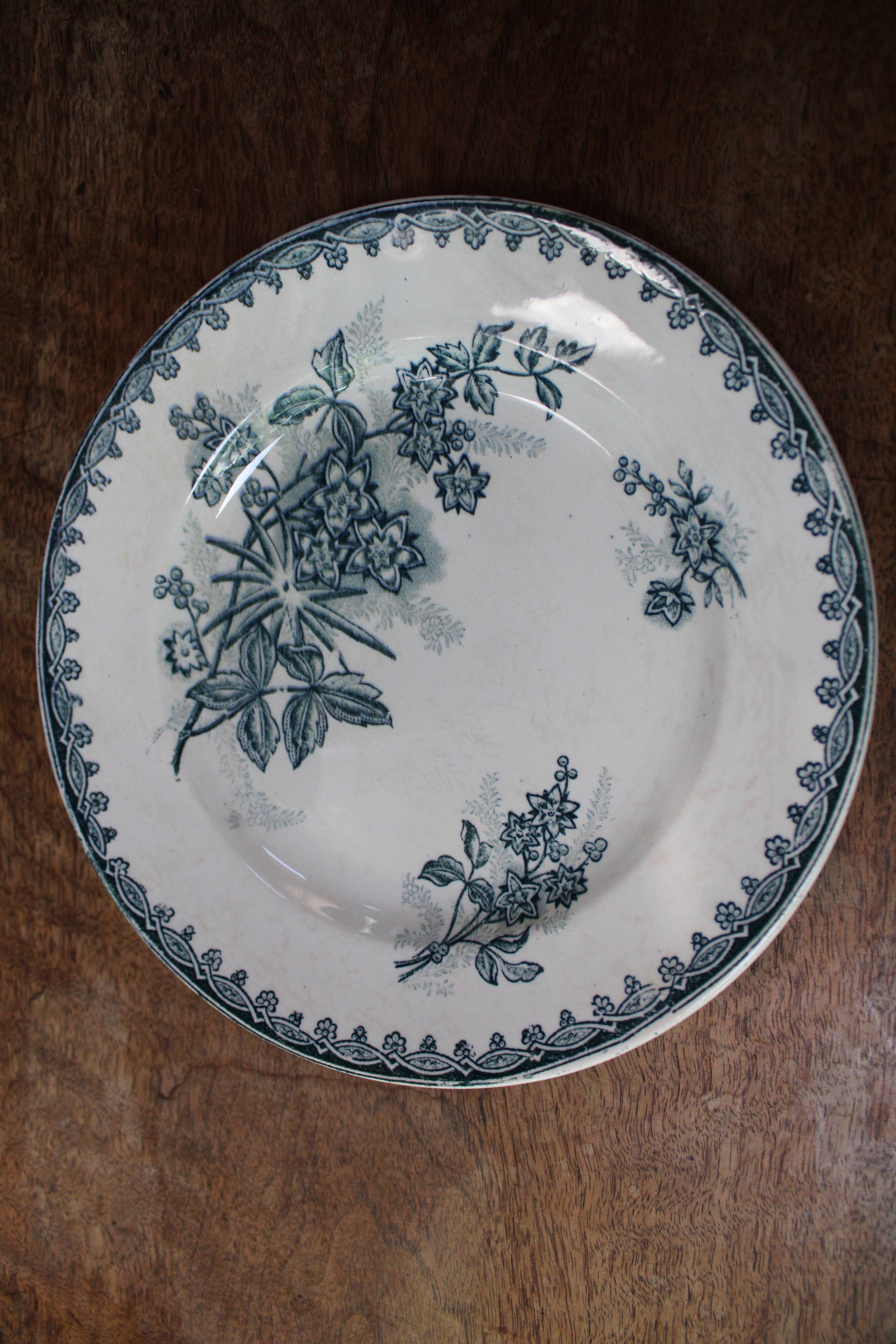 Set of 7 flat plates Sté Amandinoise St Amand, model Margot