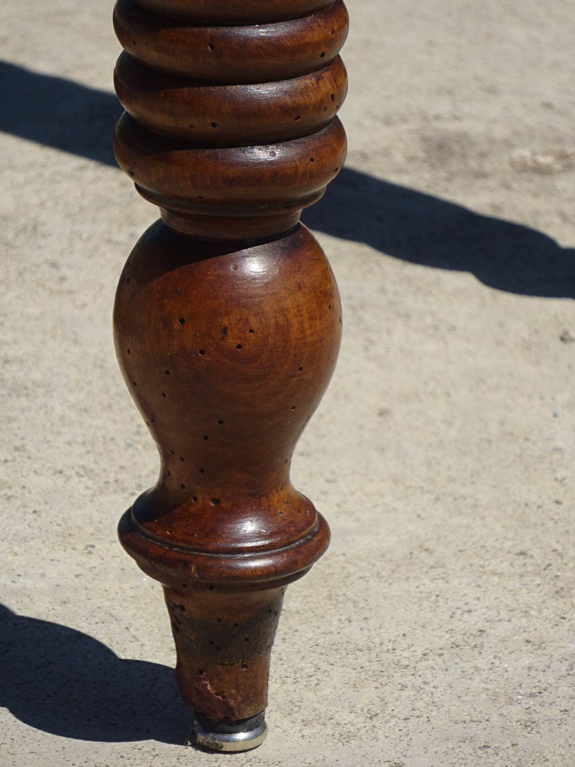 Drop-leaf table, honey-spoon-shaped legs
