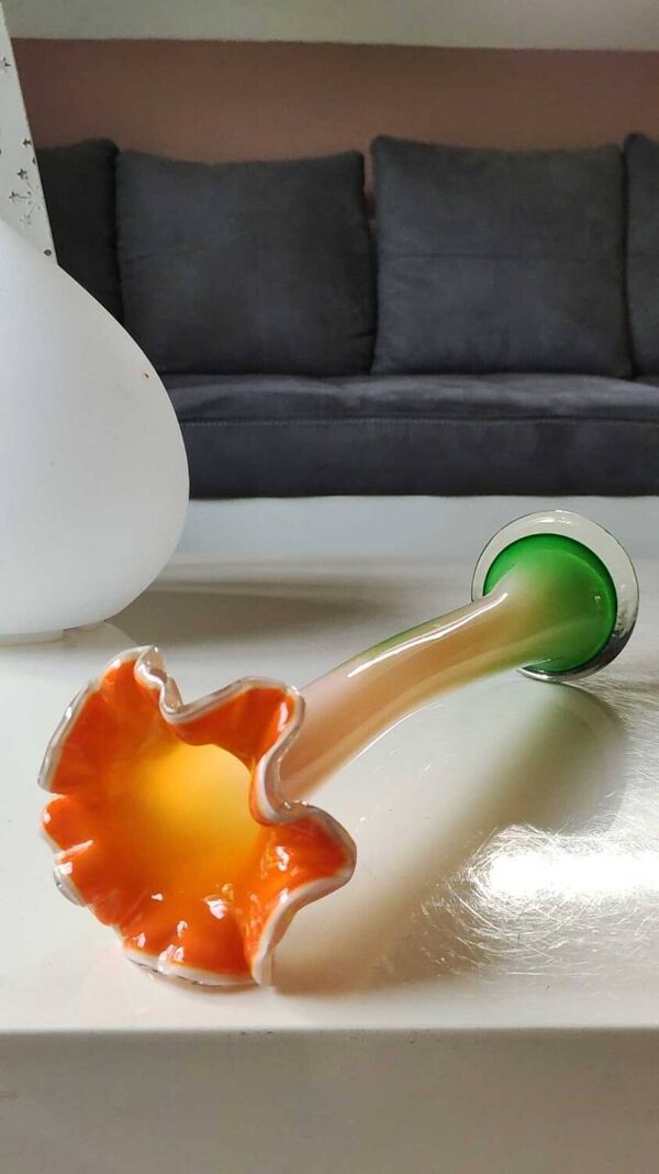 Vase à collerette en verre d''art soufflé vert et orange