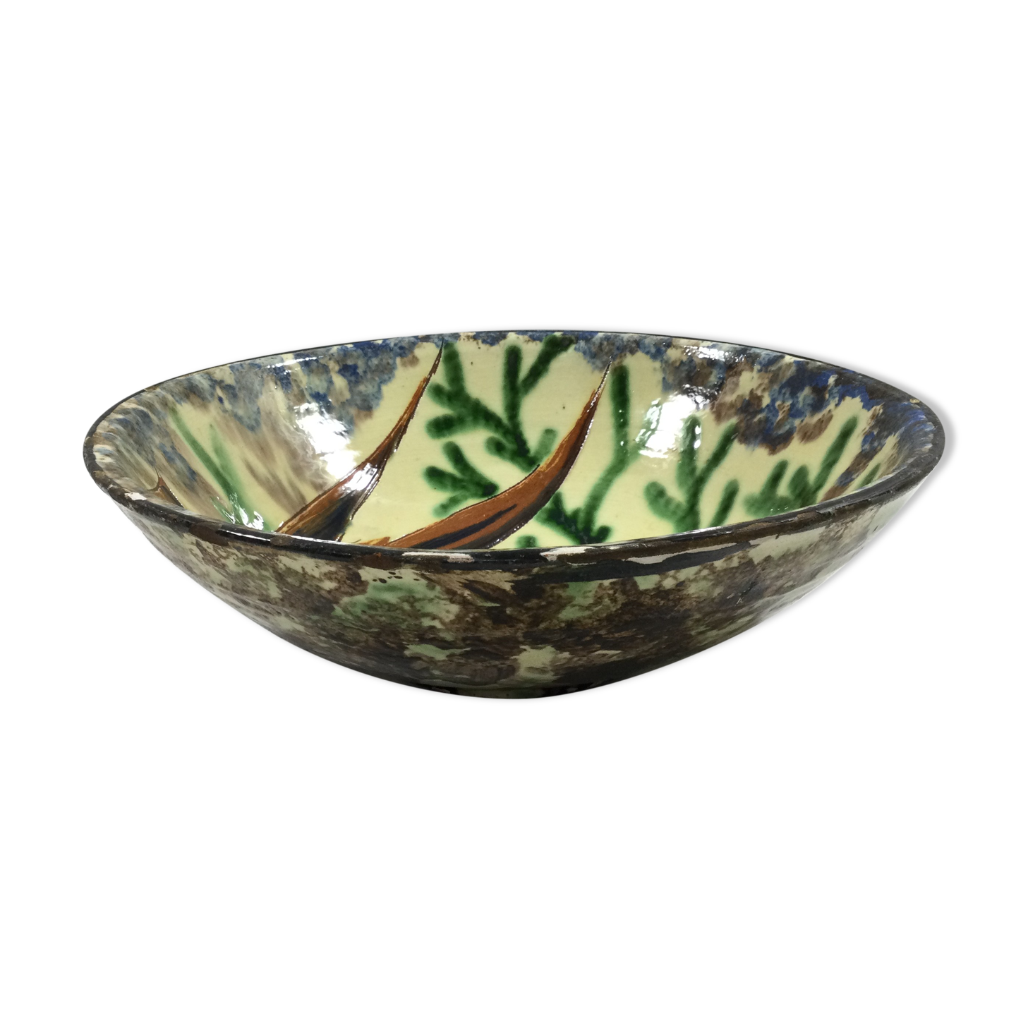 Earthenware bowl with fish decoration