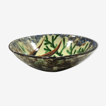 Earthenware bowl with fish decoration
