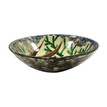 Earthenware bowl with fish decoration
