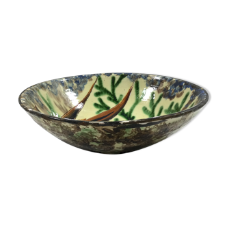 Earthenware bowl with fish decoration