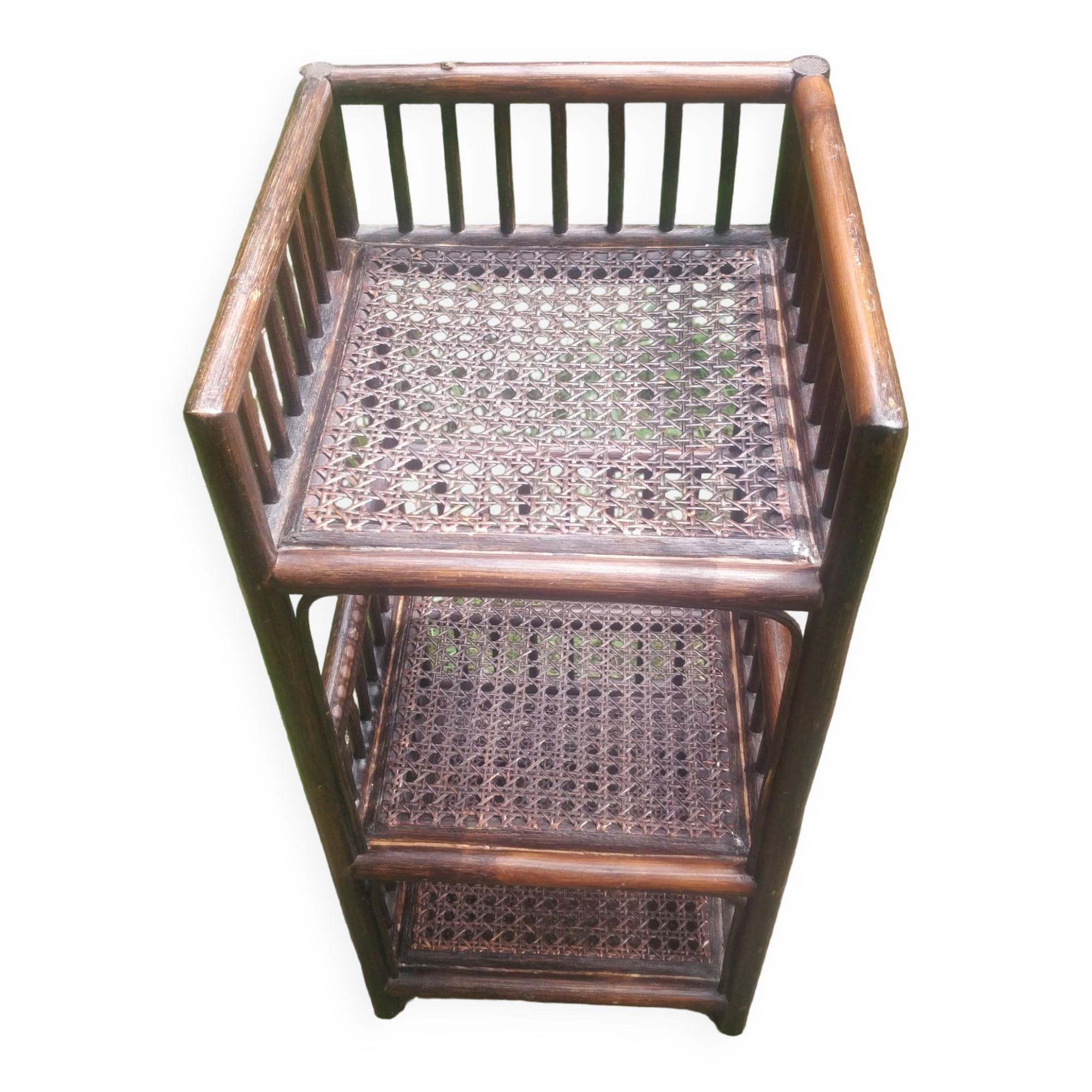 Shelf to put canning and rattan.