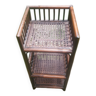 Shelf to put canning and rattan.