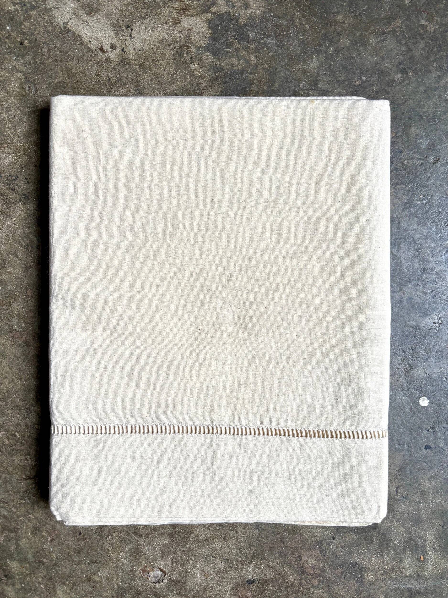 Linen-blend sheet with Venetian lace no. 5 ☐ 180 x 312 cm