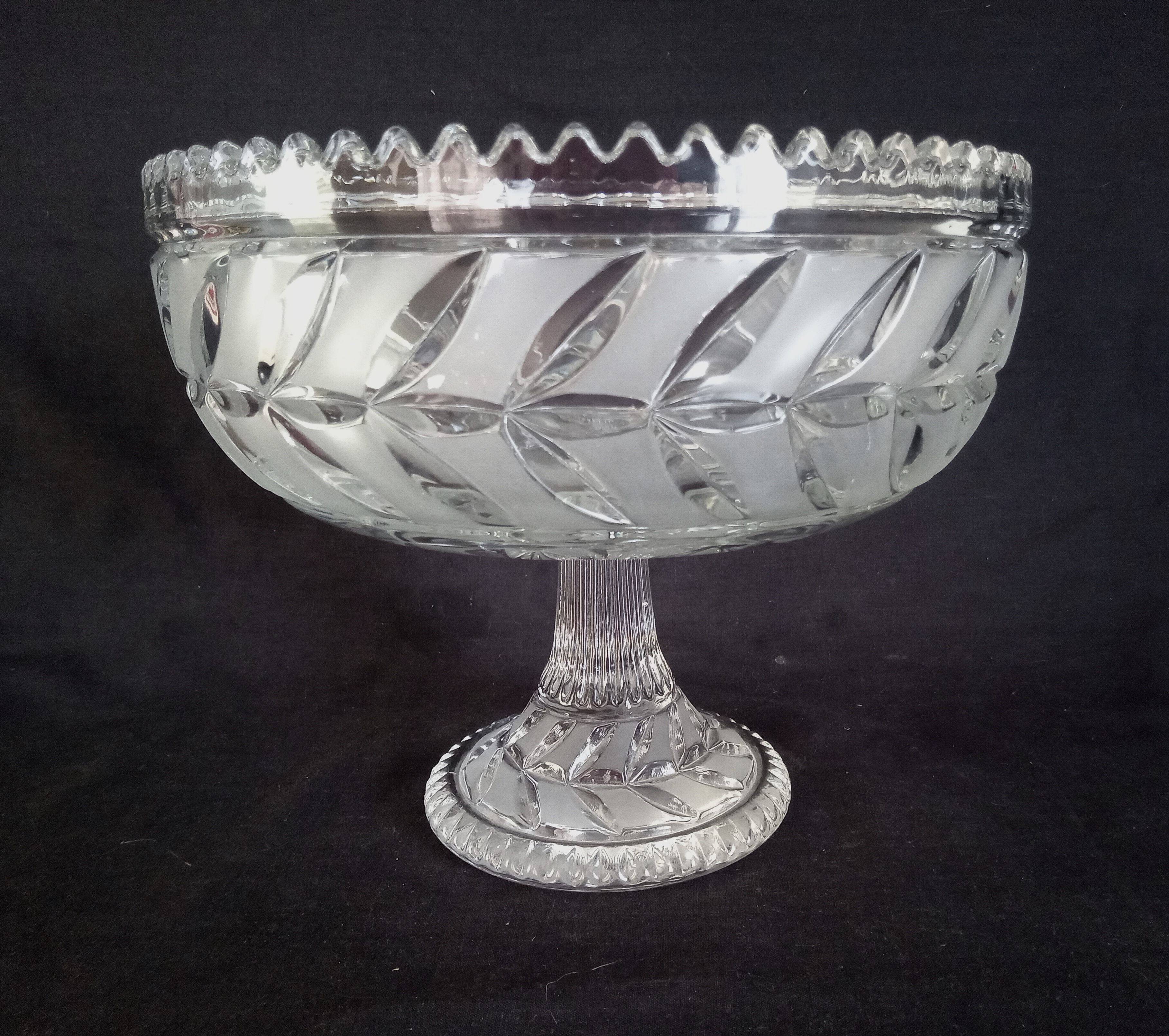 Centerpiece (or fruit bowl) on a cut crystal stand