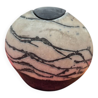 Vase en Raku gris et noir panse aplatie signé Stéphane
