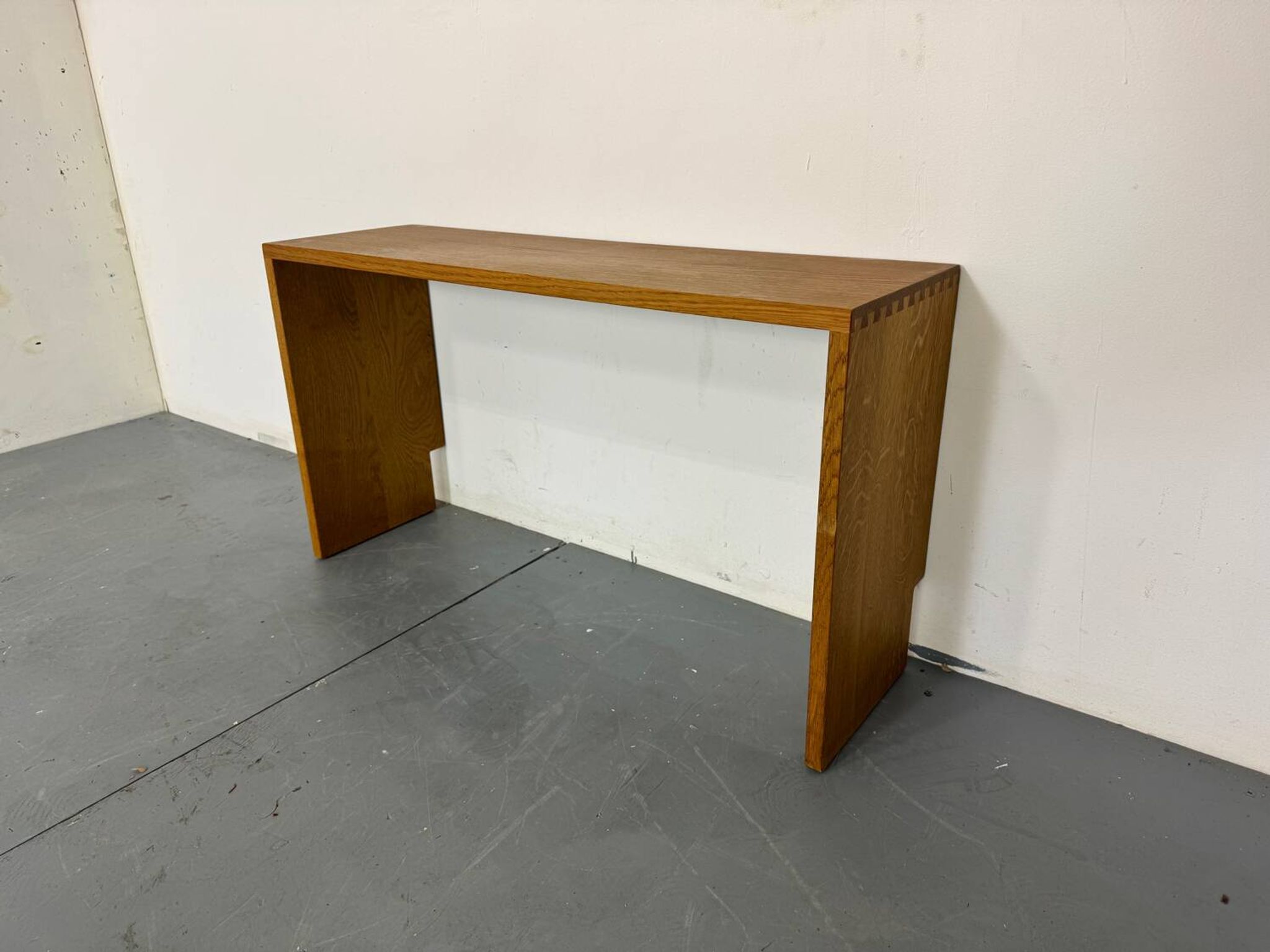 Magnifique banc d'entrée minimaliste en bois, de belle facture, années 1970
