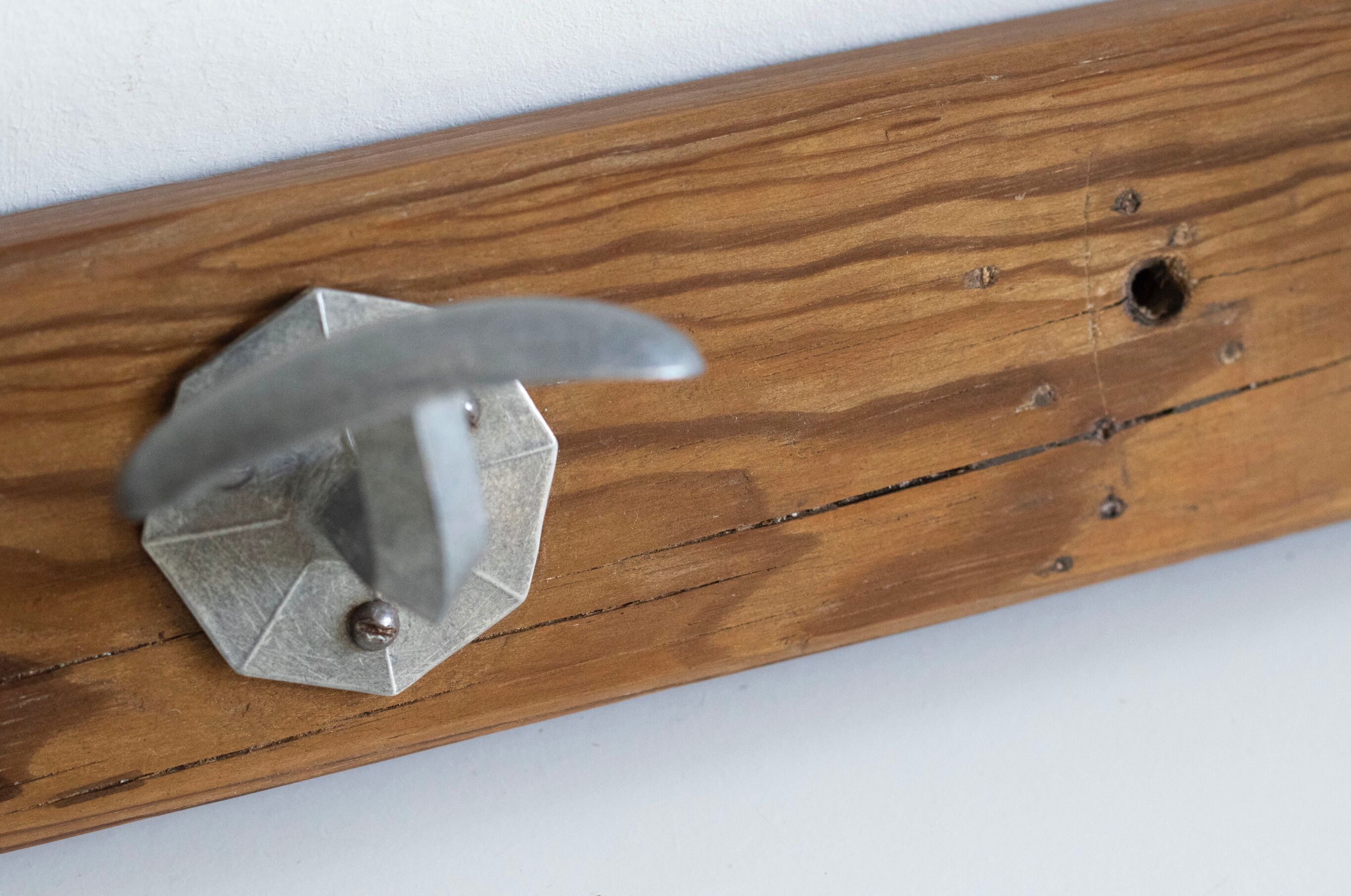 Wall coat rack in wood and metal
