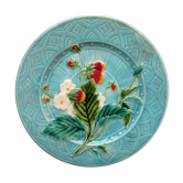 Assiette en barbotine signée Sarreguemines 1920 Fraises et fleurs