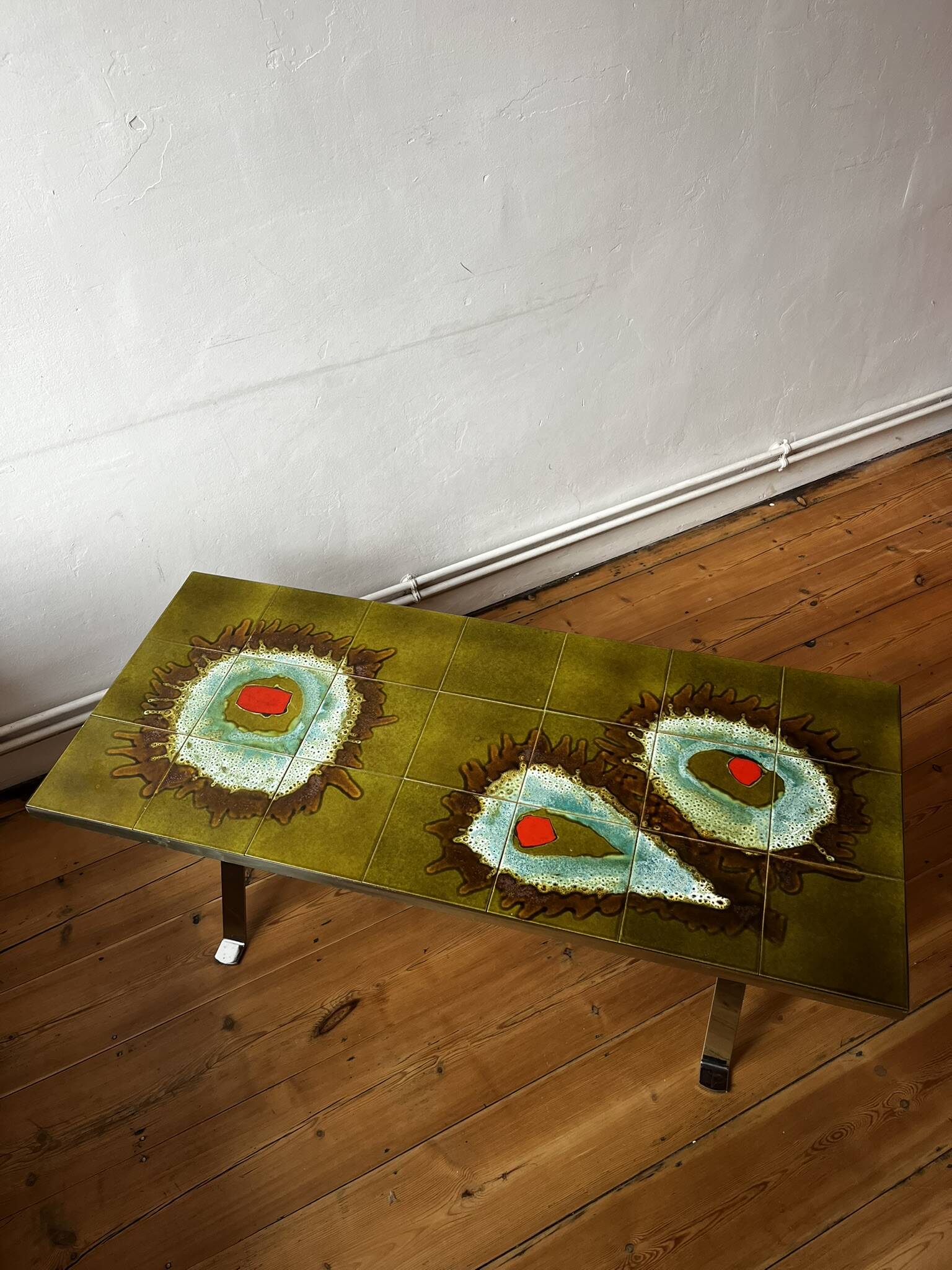 Vintage ceramic coffee table (atomic pattern) with a chrome base.