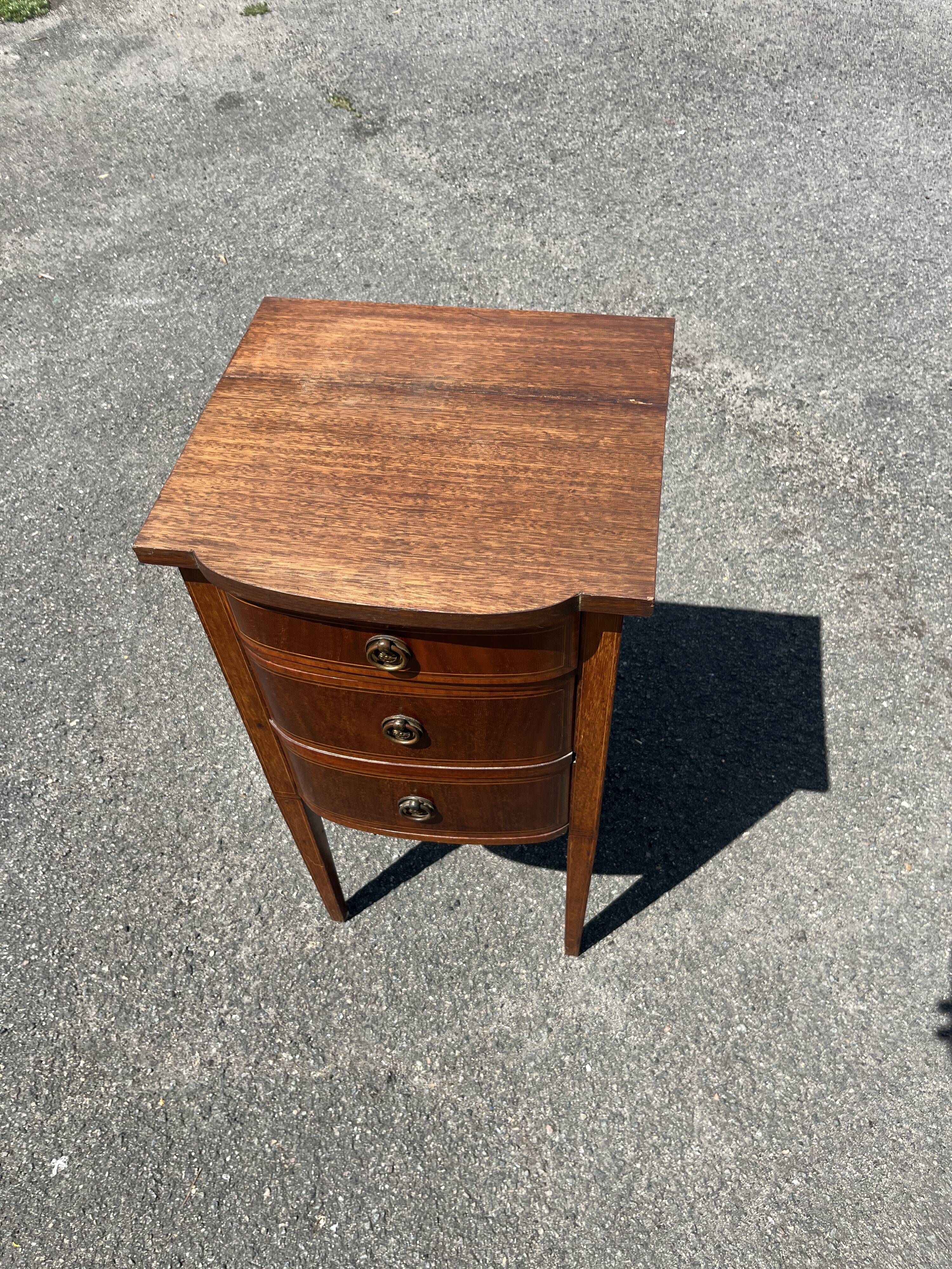 Table de chevet ancienne de style Louis XVI en bois