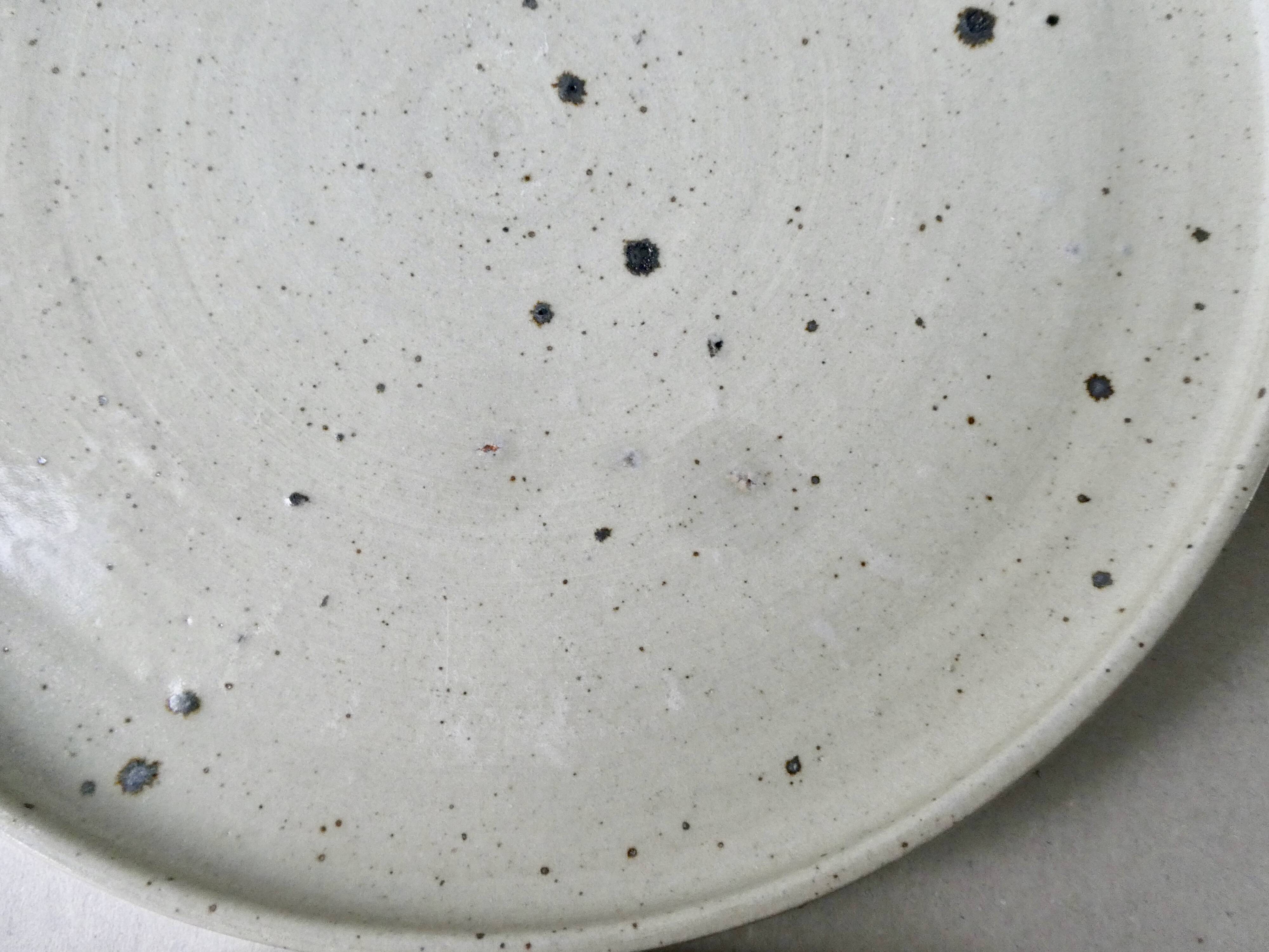 Set of 6 flat plates made of pyrity sandstone, signed