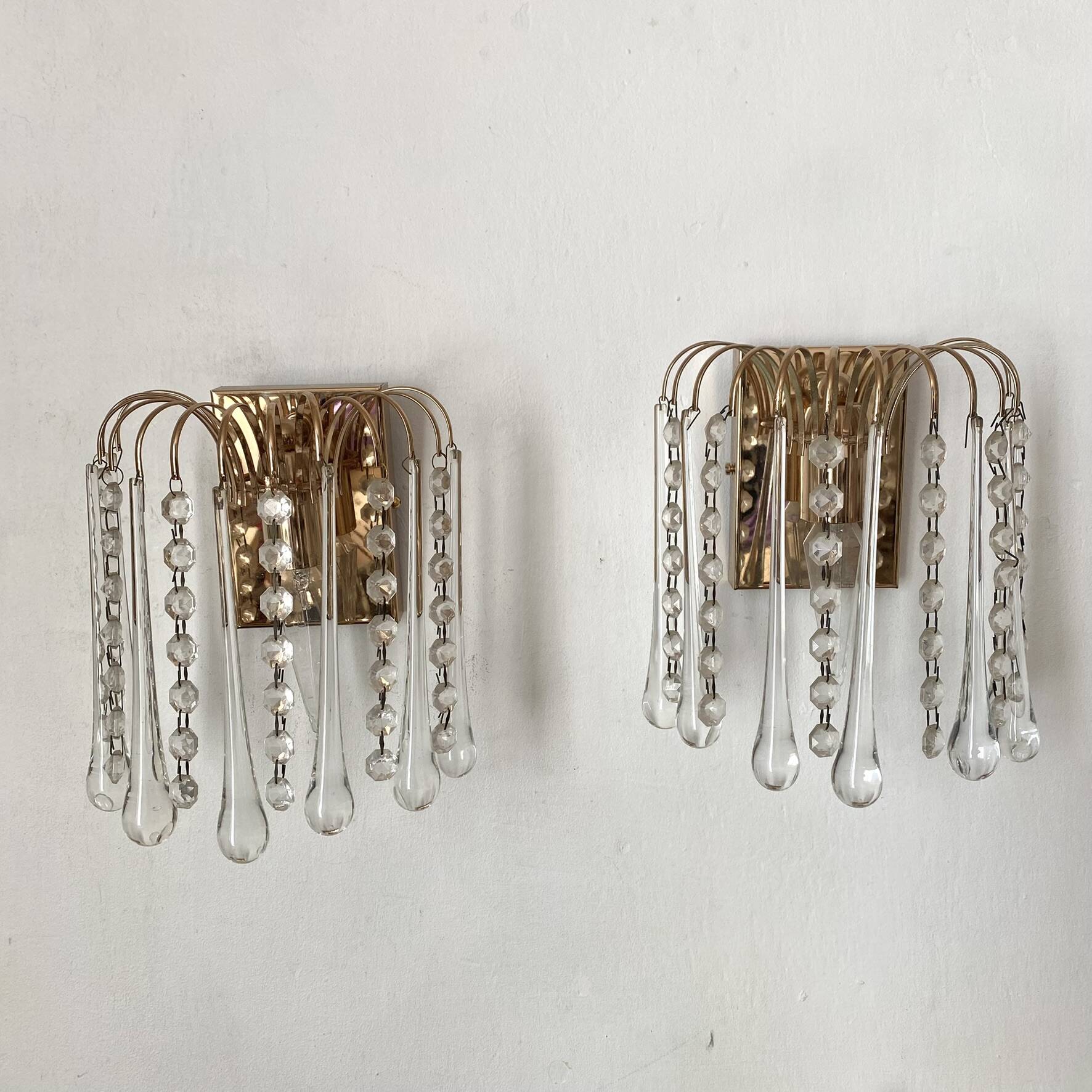 Pair of Italian wall lights Hollywood Regency with pendants and drops.
