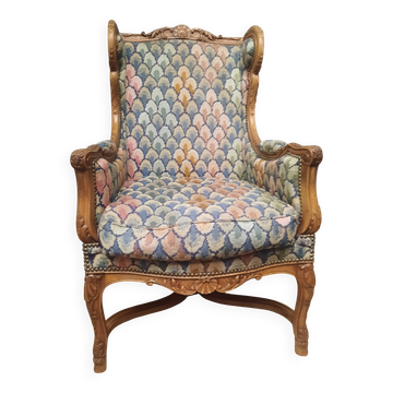 Bergere à oreilles en bois sculpté de style régence