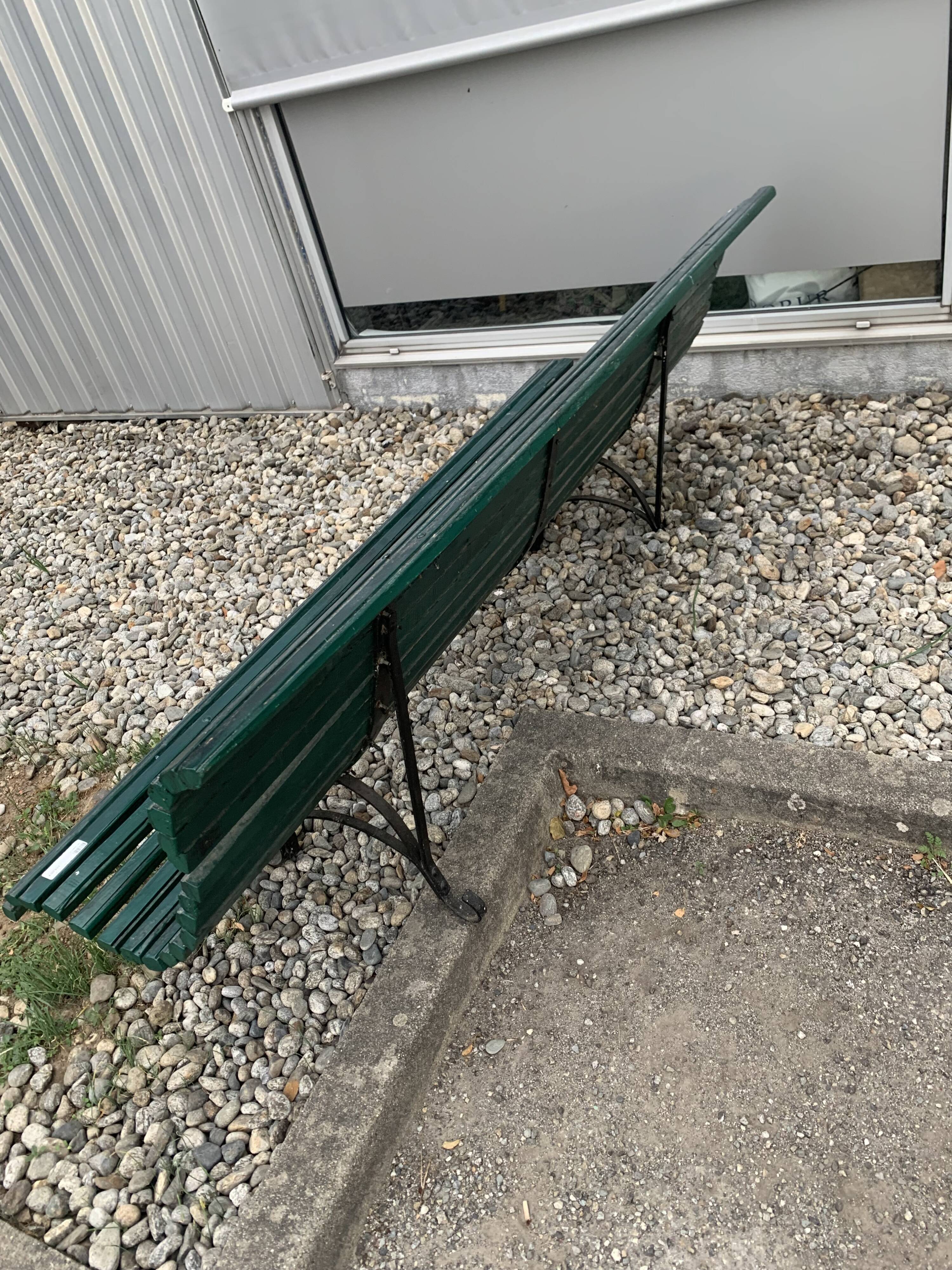 Garden bench in metal foot slats