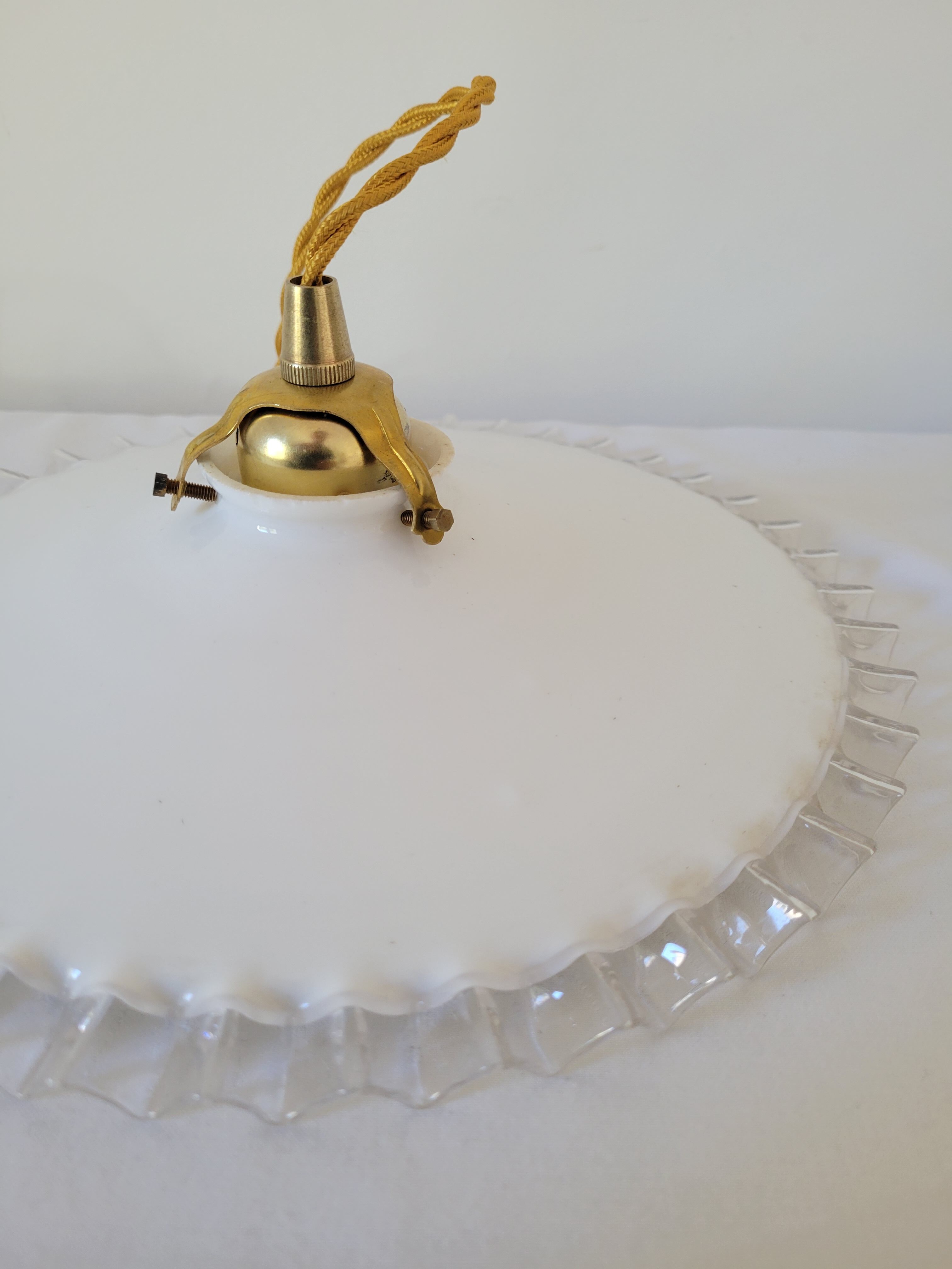 Serrated opaline suspension