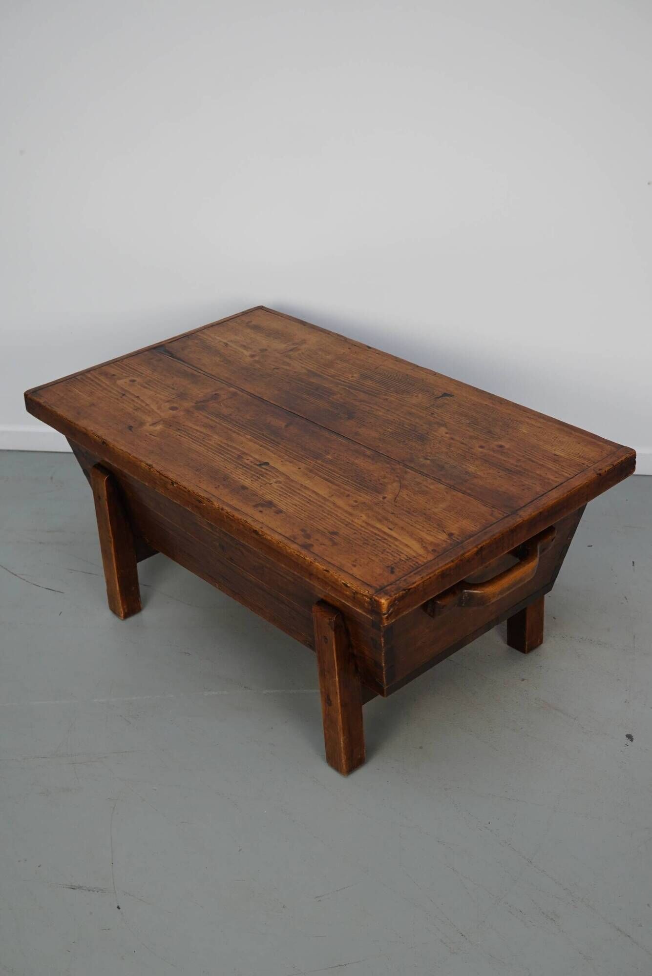 Table basse en pin rustique, style ferme français du début du 20e siècle