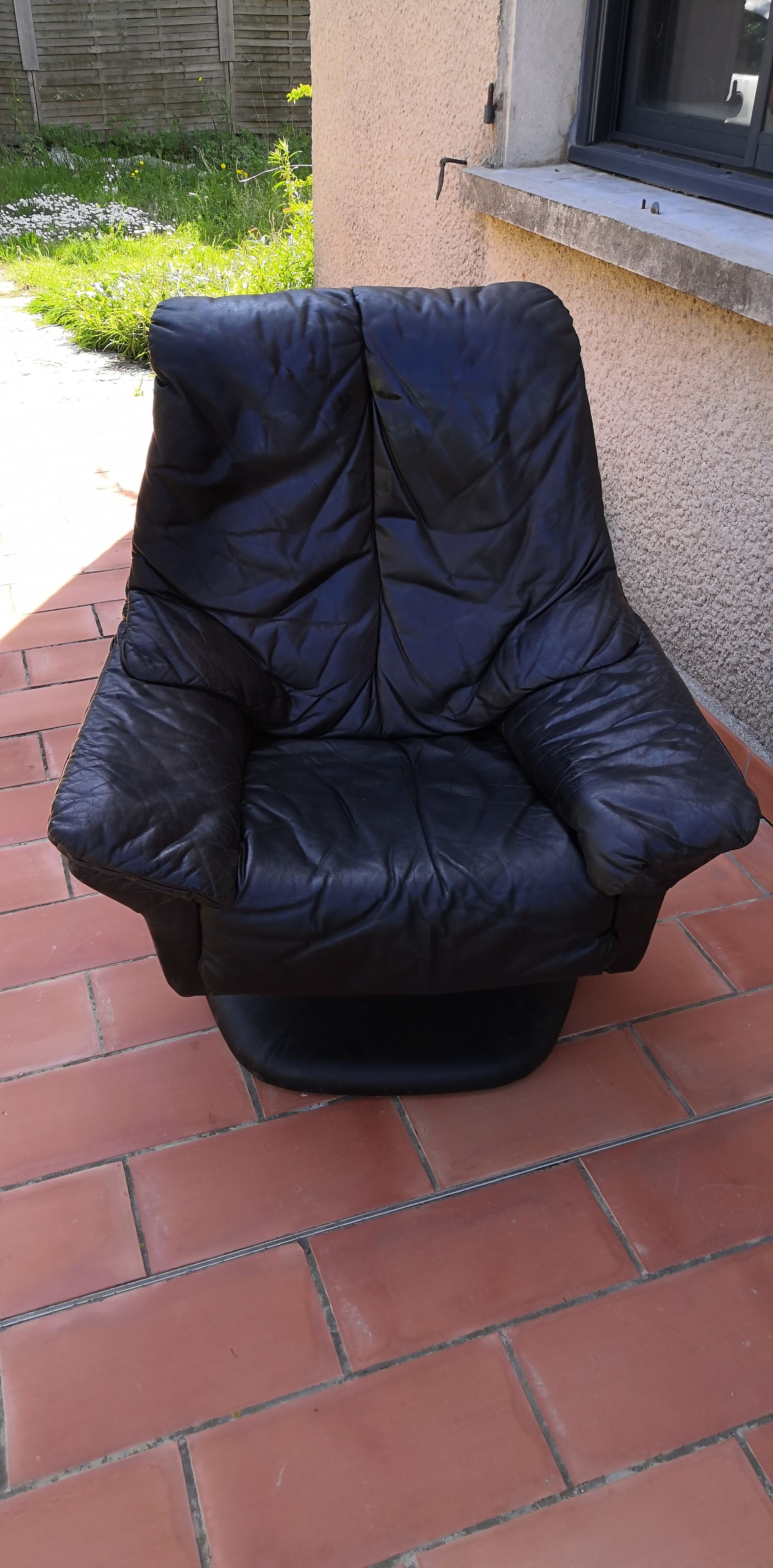 Fauteuil cuir scandinave pivotant pied central 1970 vintage