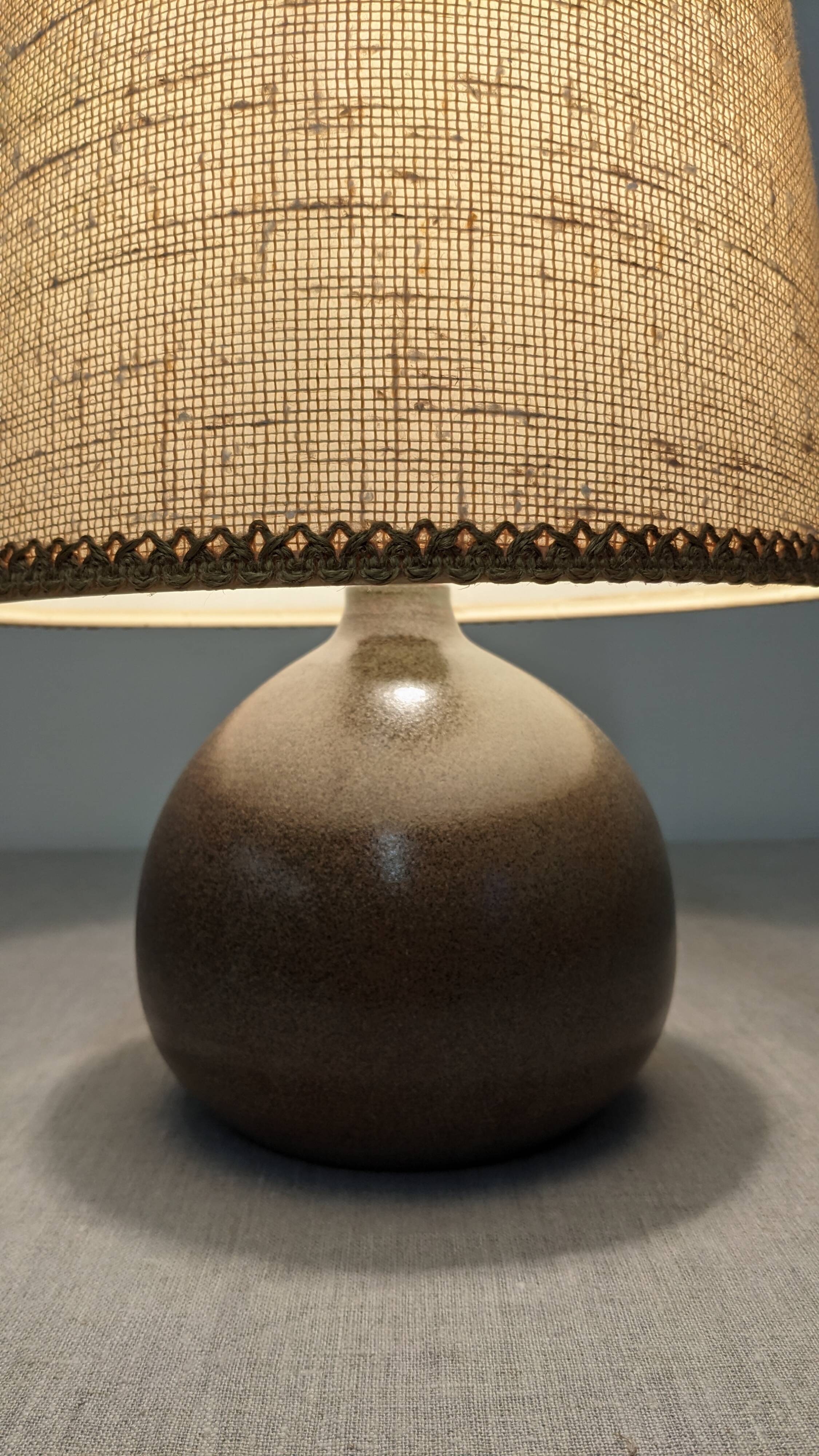 Lampe boule en terre cuite vernissée, France vers 1970