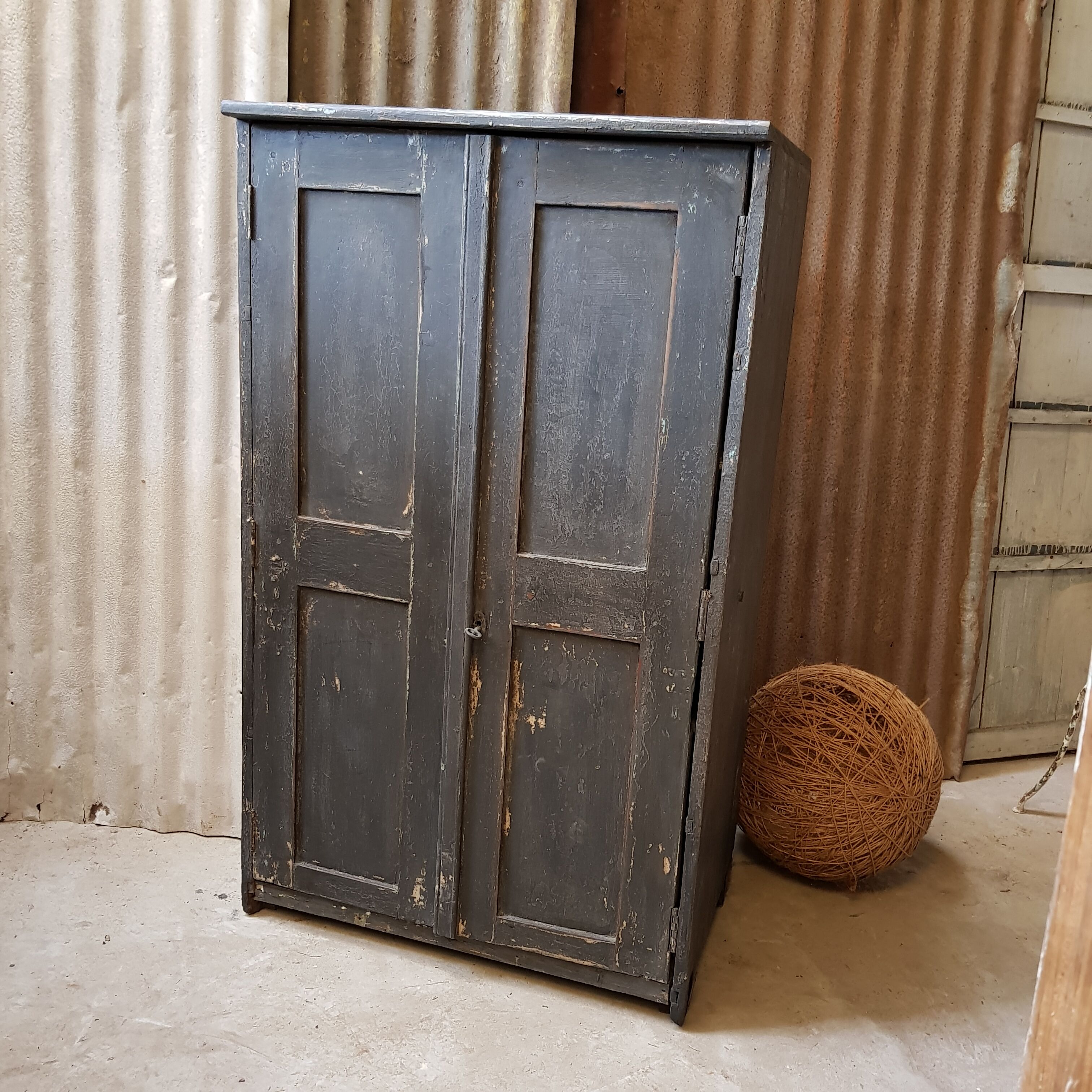 Meuble d'atelier patine ancienne