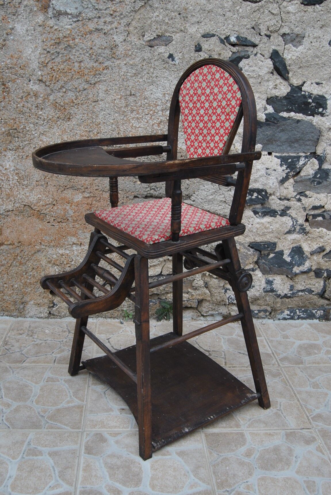 Chaise haute d'enfant modulable vers 1900