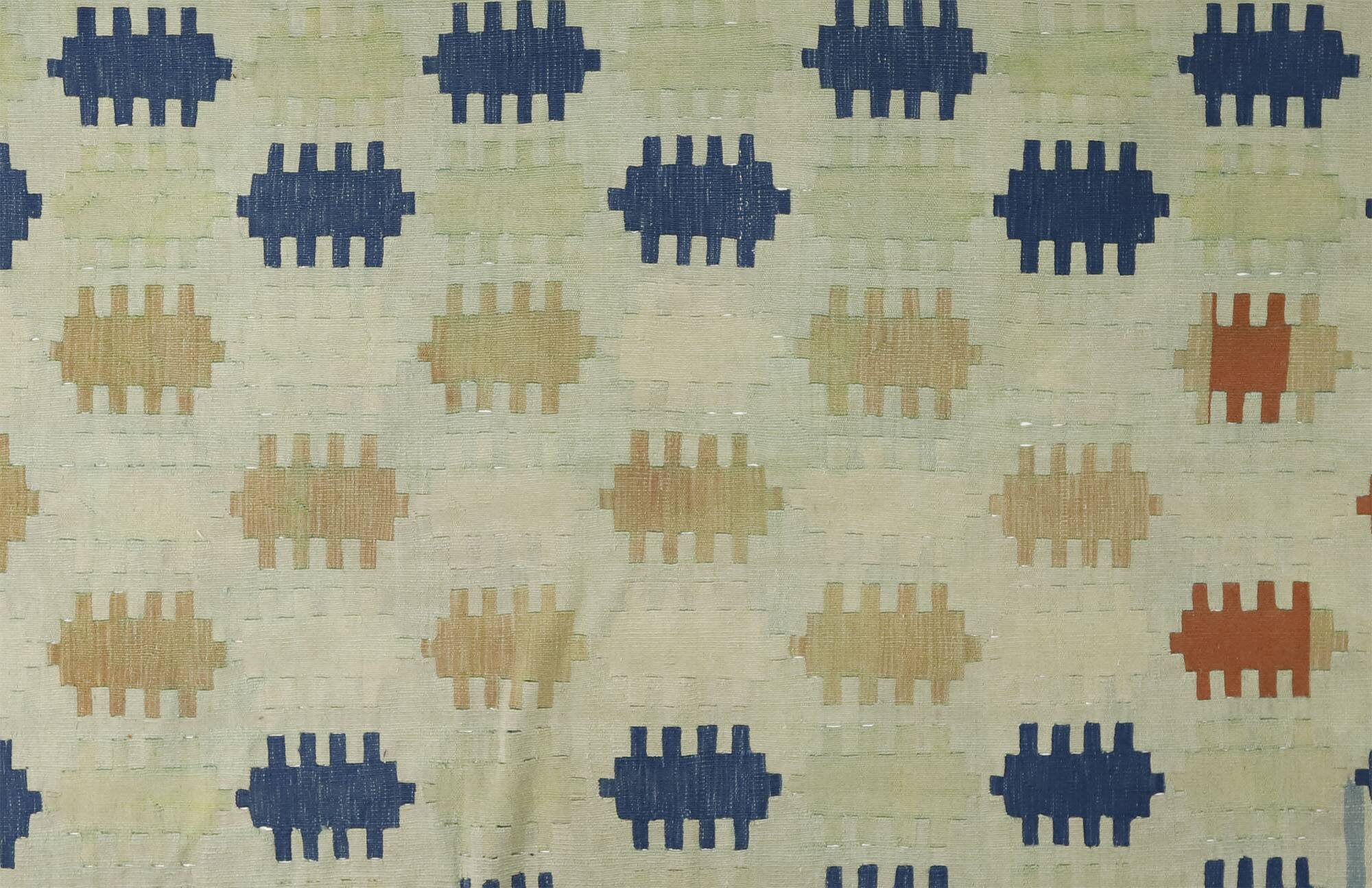 Grand vintage Turkish kilim in blue and ecru, 352 x 217 cm.