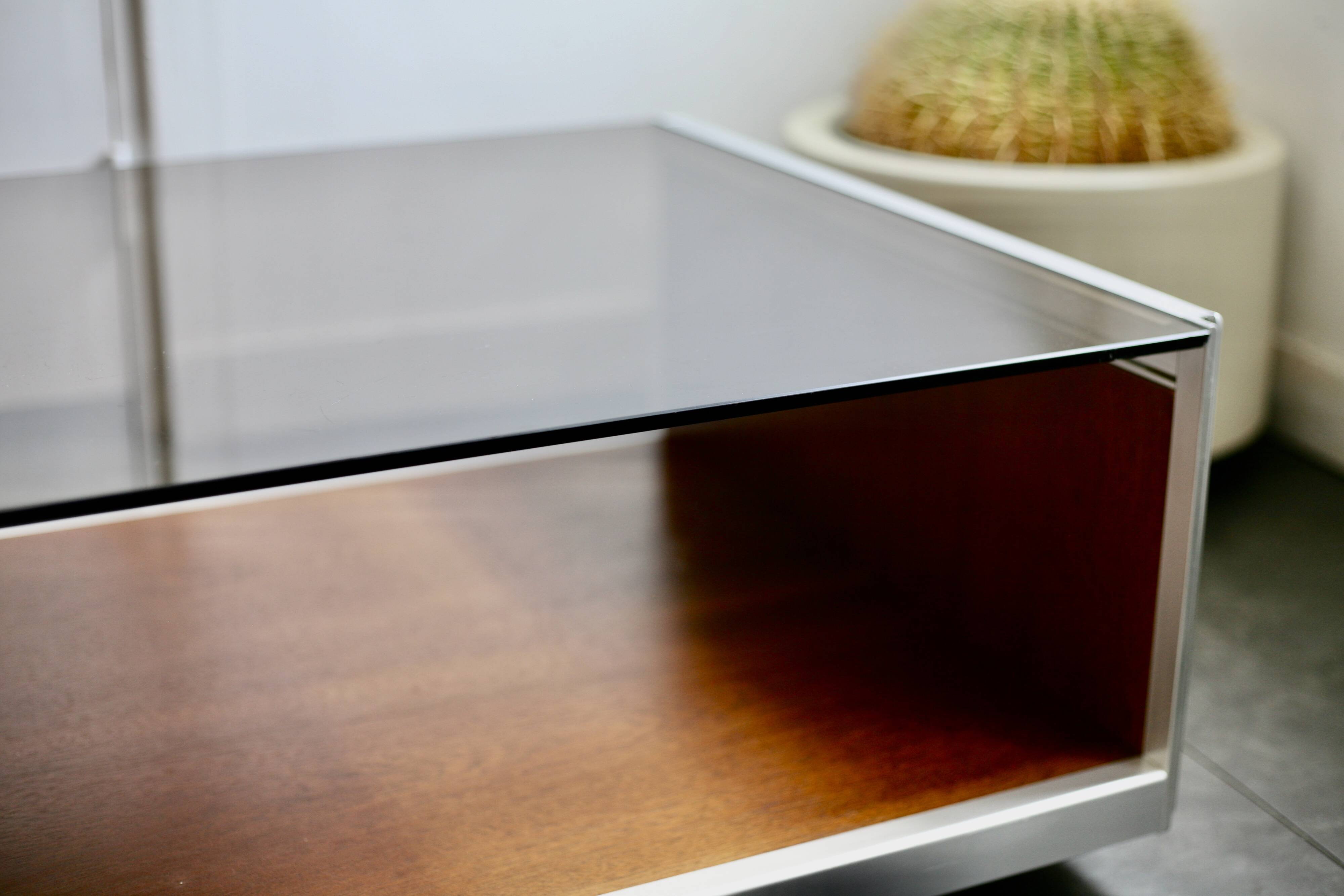 Table basse bois, aluminium et verre fumé. circa 1970