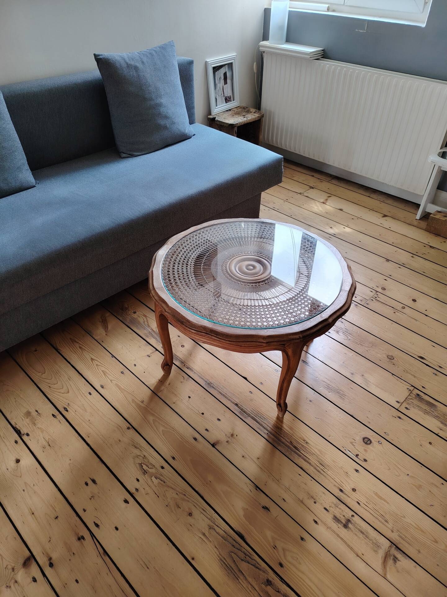 Vintage coffee table from the 60s – Rattan top with a sunburst pattern