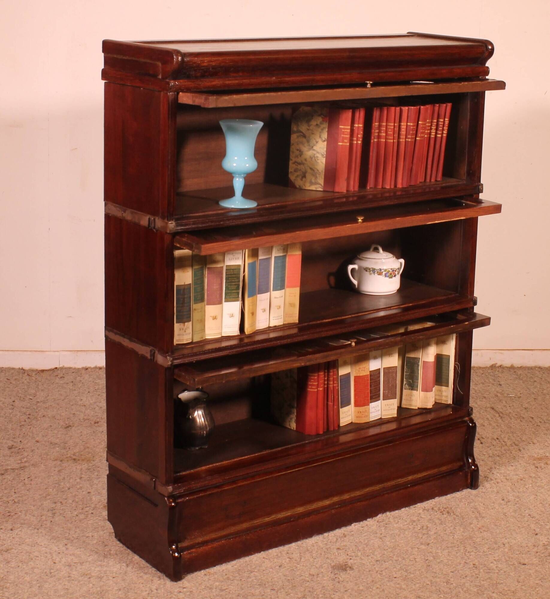 Globe Wernicke Library in mahogany, consisting of 3 pieces.