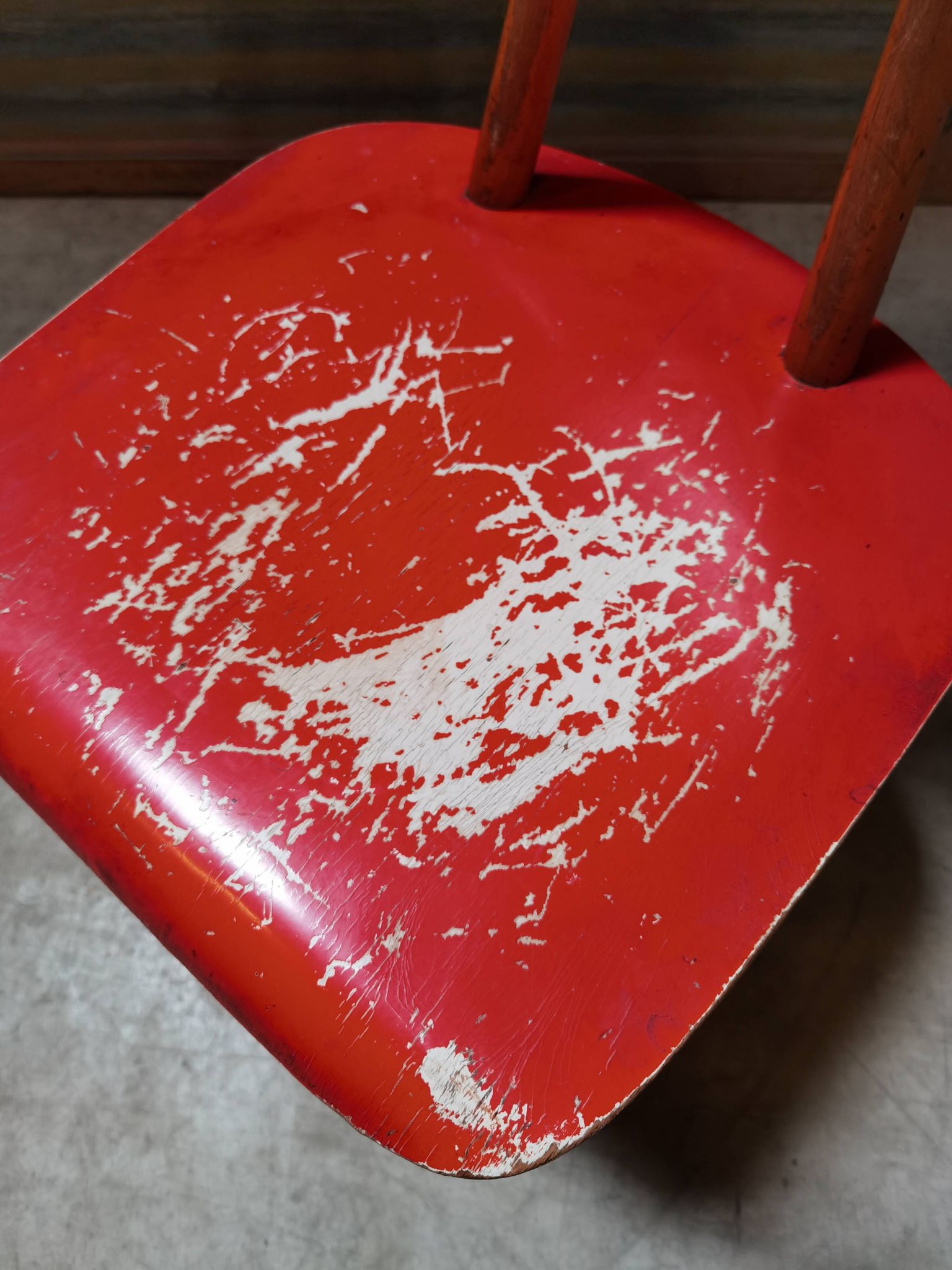 Chaise en bois rouge ton  1960