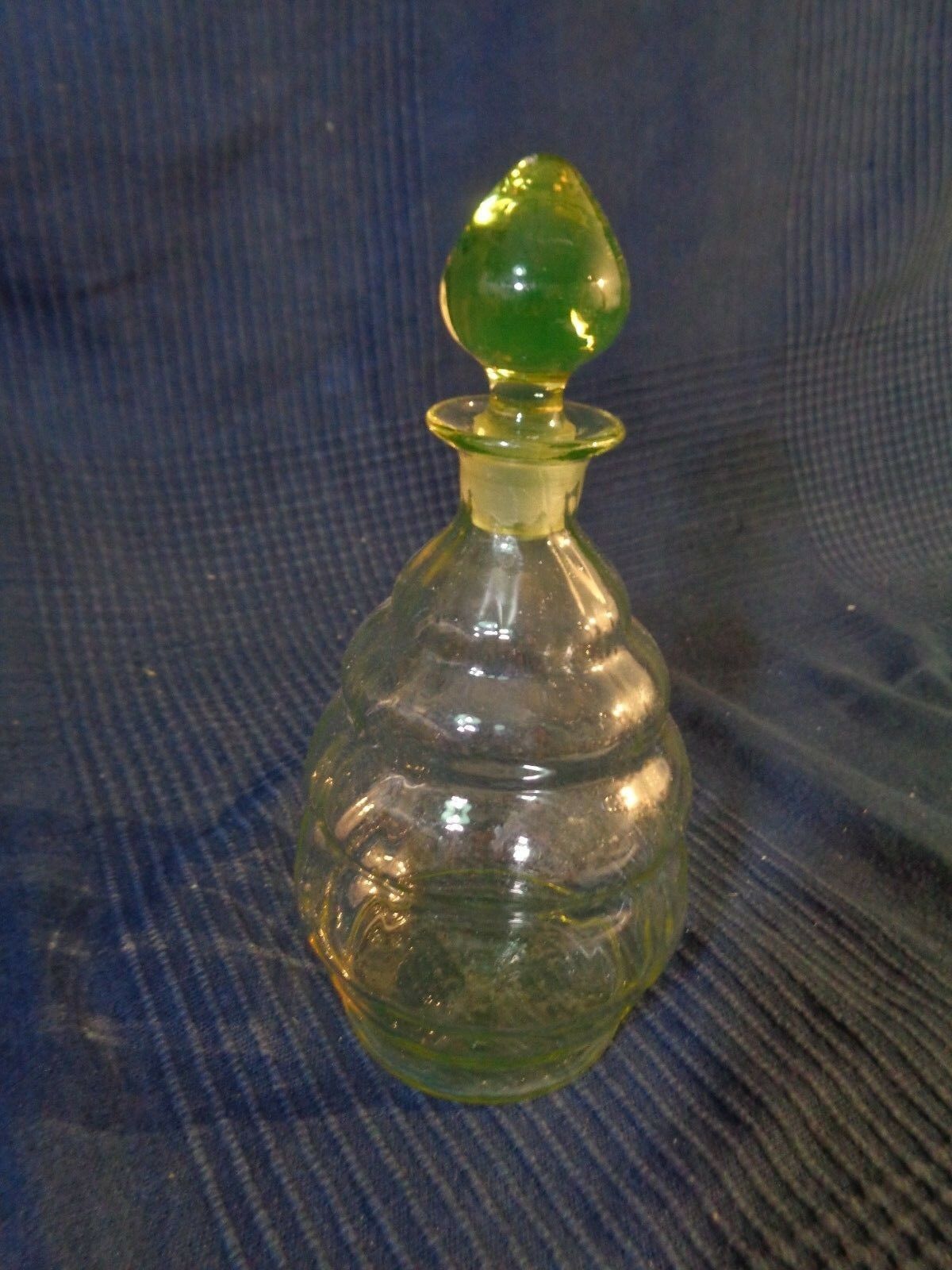 Carafe à liqueur en verre jaune