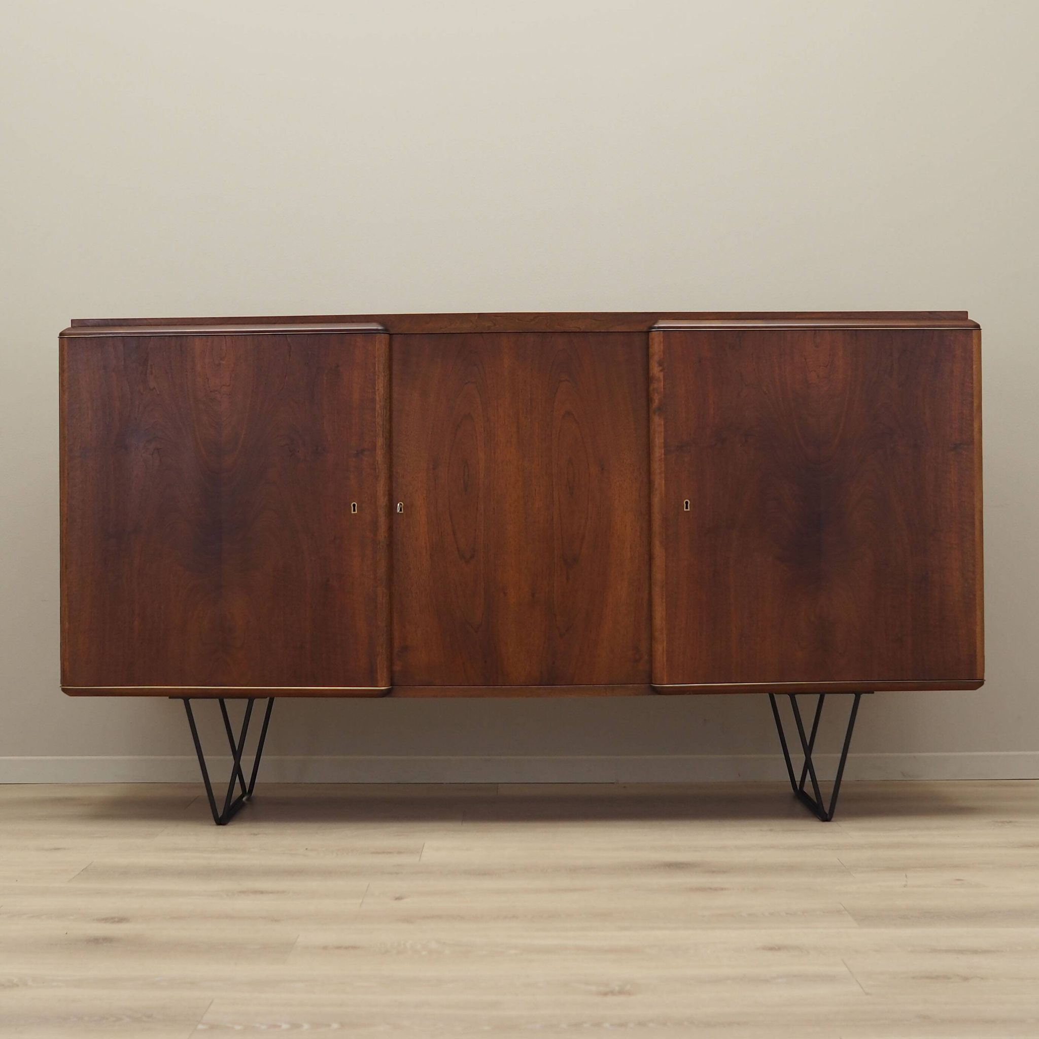 Enfialde en noyer, design danois, années 1960, production : Danemark