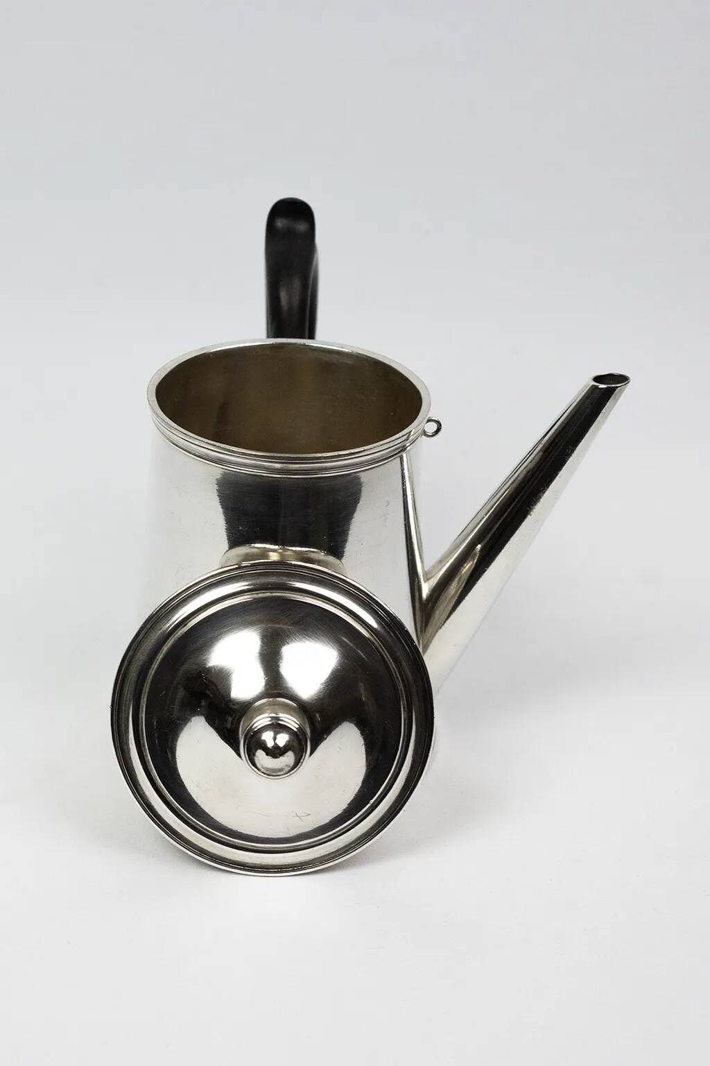 Christofle teapot in silver-plated metal, with a blackened wood handle — late 19th century, early 20th century.