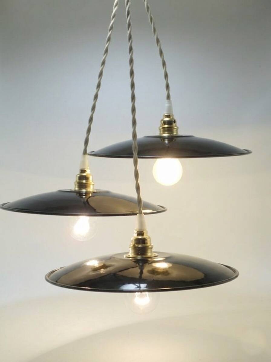 Suspensions in black enamelled sheet metal