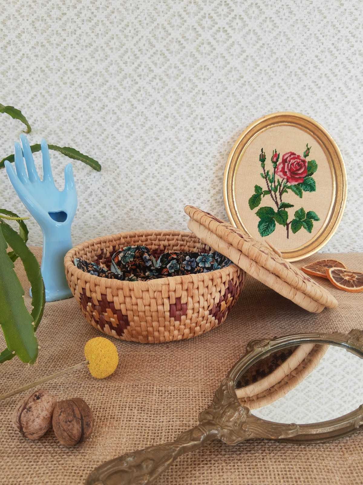 Round raffia box - vintage