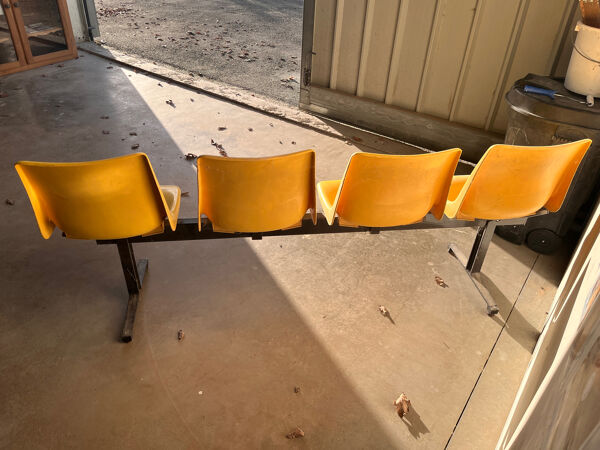 Banc d’attente, banquette vintage jaune