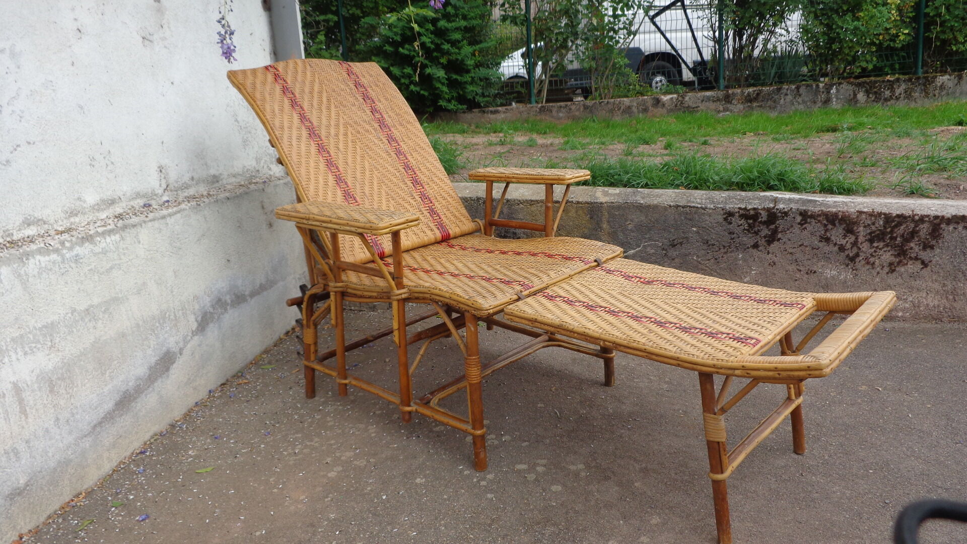 Wicker chaise longue